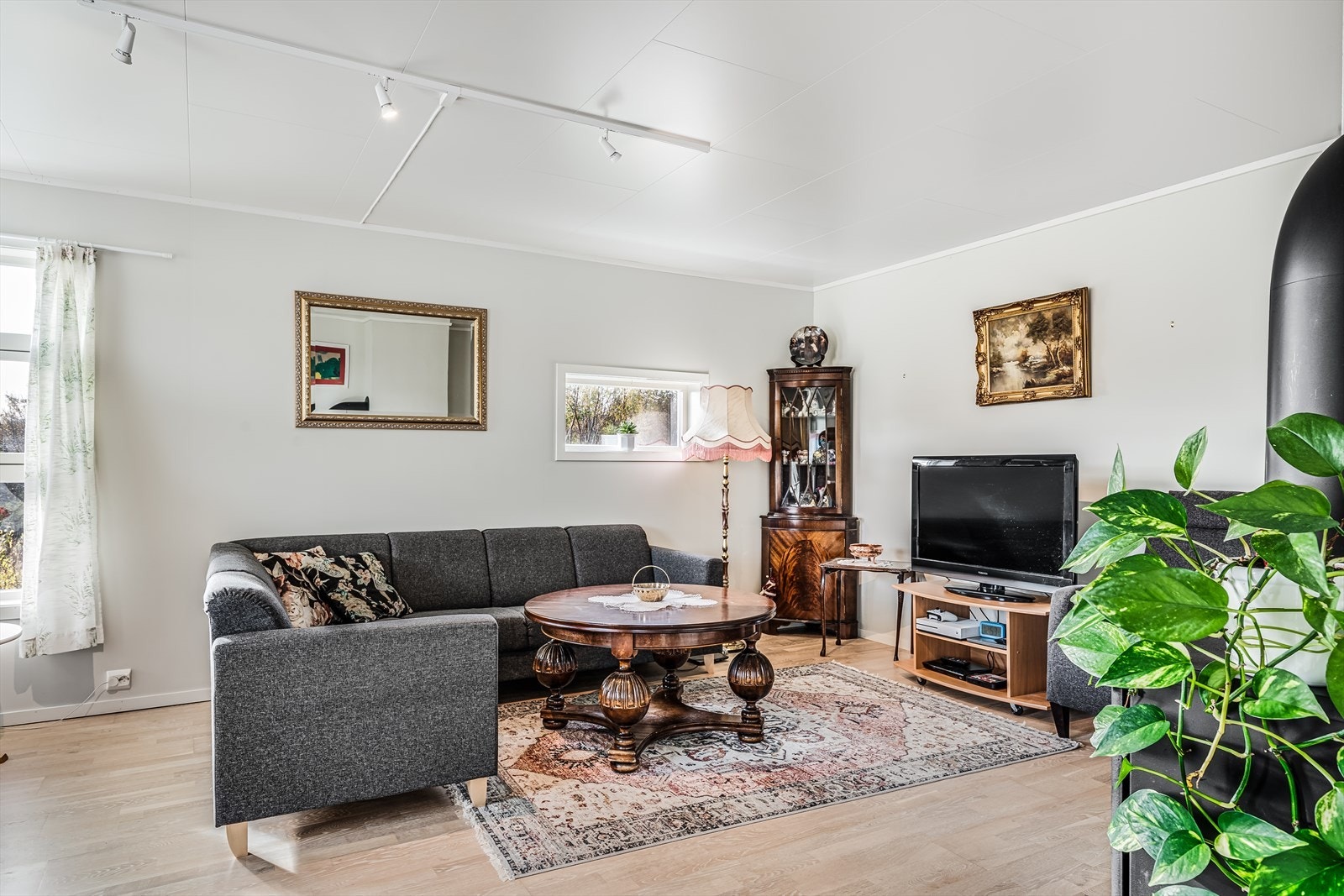 Det er montert takskinner i stue og kjøkken. Galleribilde