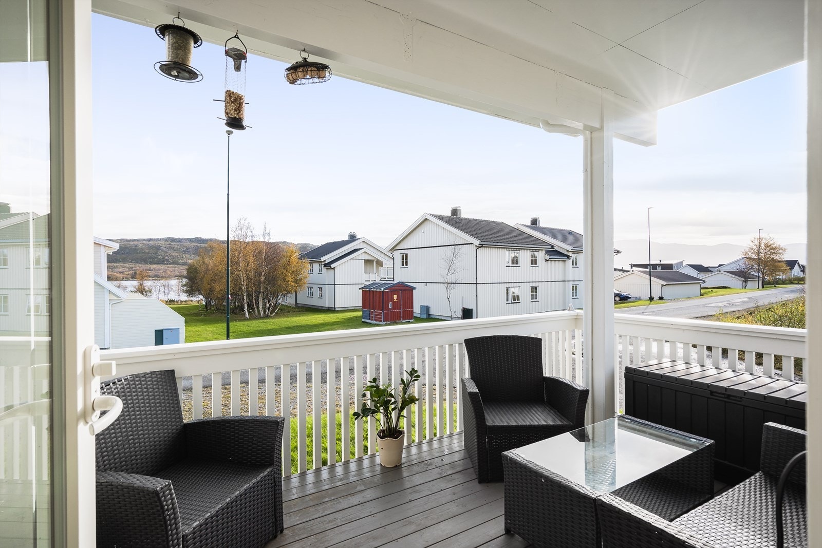 Fra stuen er det utgang til en overbygd balkong på ca. 10 m². Galleribilde