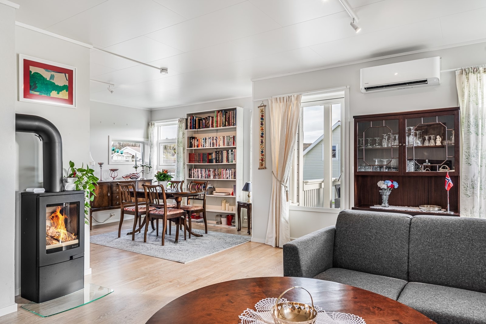 Gjennomgående lys leilighet med lysmalte vegger og rikelig med naturlig lys fra flere vinduer. Galleribilde