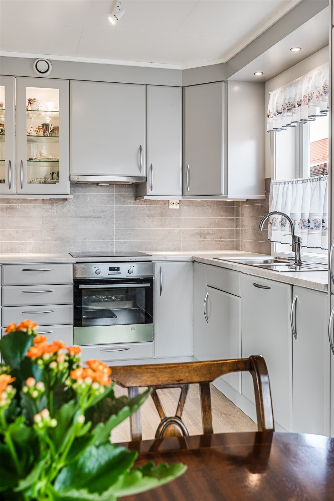 Kitchenwall (plater) mellom benk og overskap for enklere renhold. Galleribilde