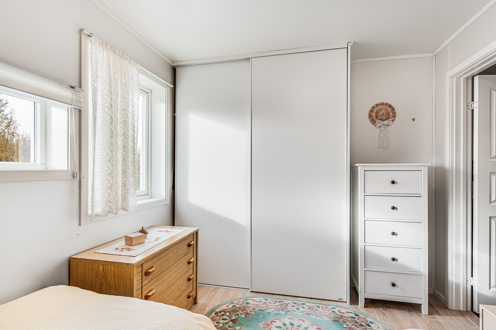 Rommet har en skyvedørsgarderobe med innredning og vindu mot sør. Galleribilde