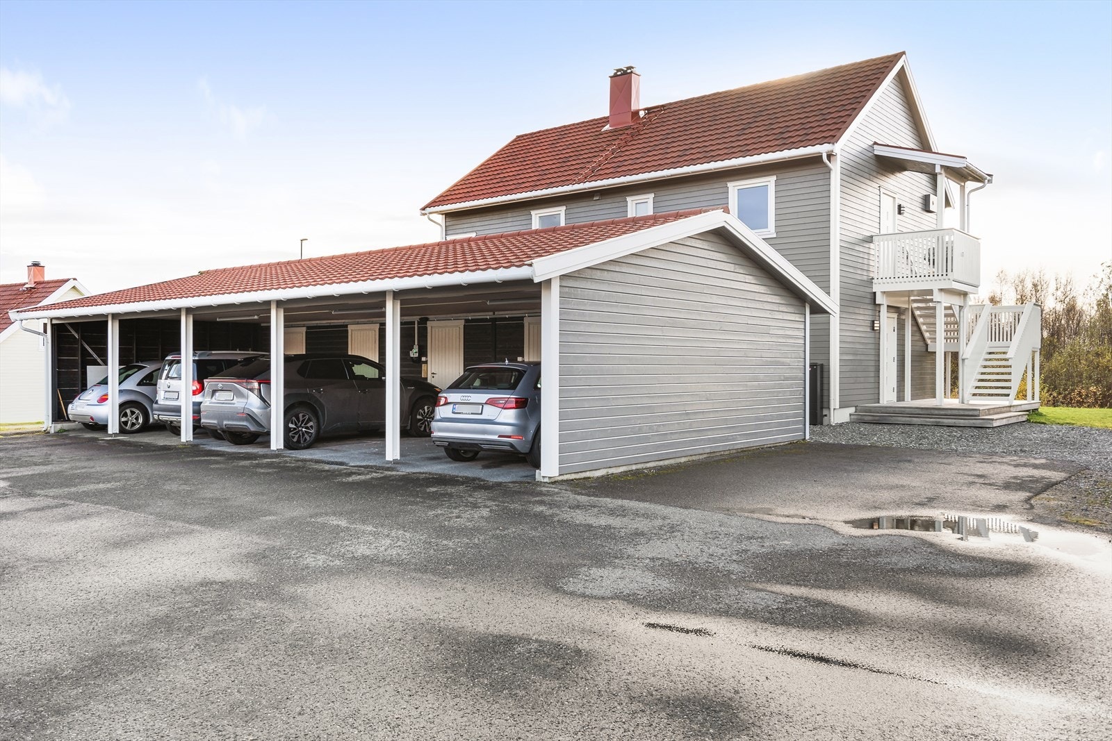 Leiligheten disponerer biloppstillingsplass og bod i carportanlegg på til sammen 19 m². Av dette utgjør boden ca. 5 m² Galleribilde