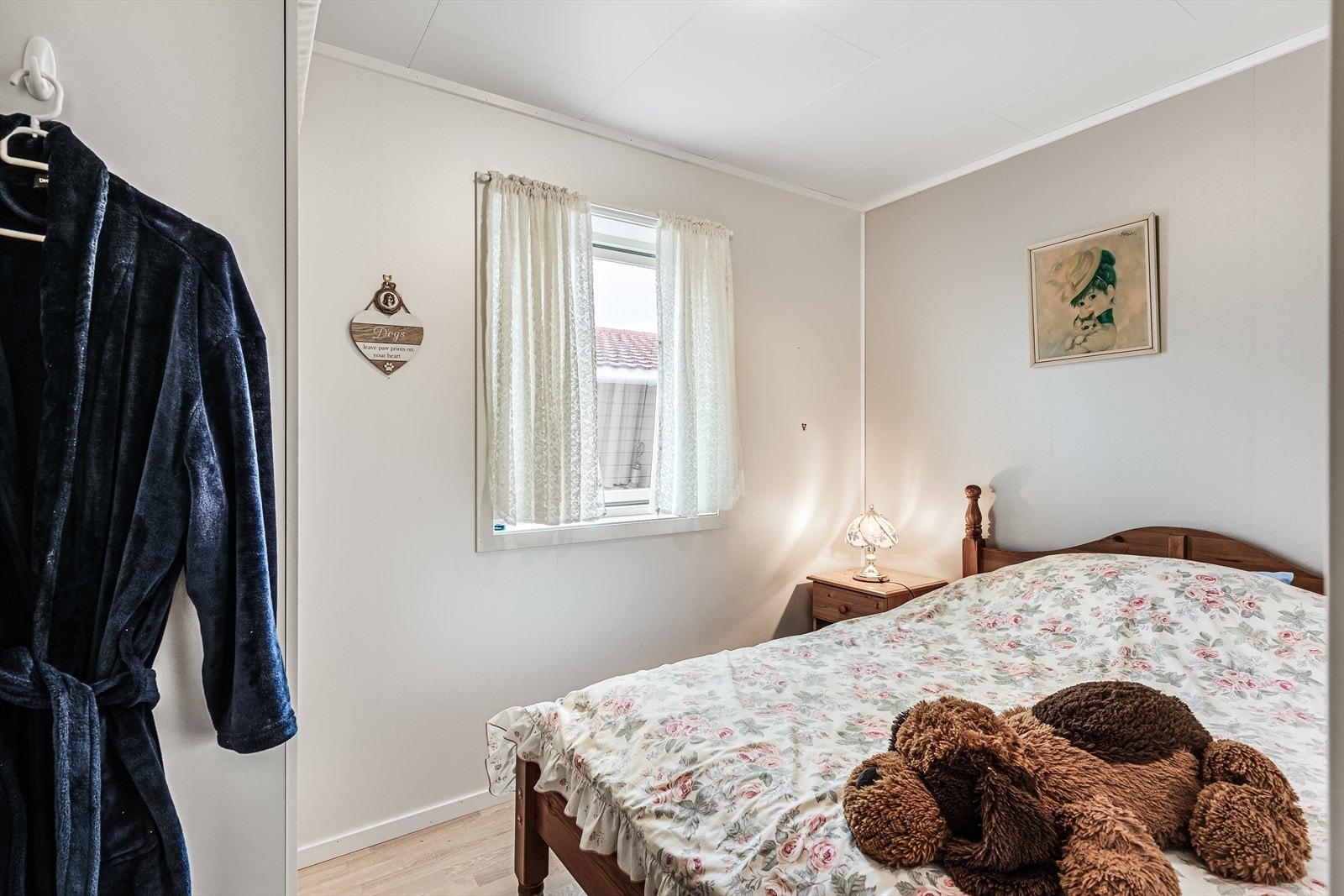 Soverom 2 er på ca. 7 m² med dobbelt garderobeskap og vindu mot nord. Galleribilde