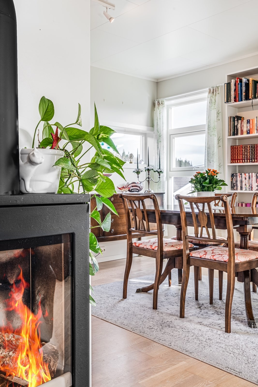 Sentralt i rommet er det montert en vedovn på glassplate for god oppvarming. Galleribilde