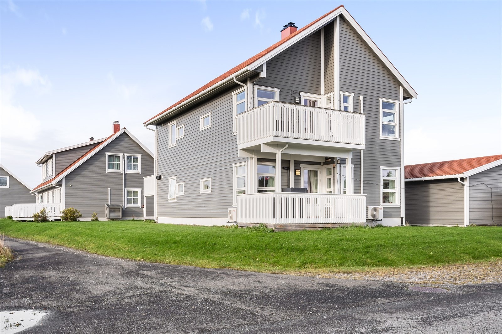 Leiligheten ligger i 1. etasje i en horisontaldelt tomannsbolig med enkel adkomst. Galleribilde