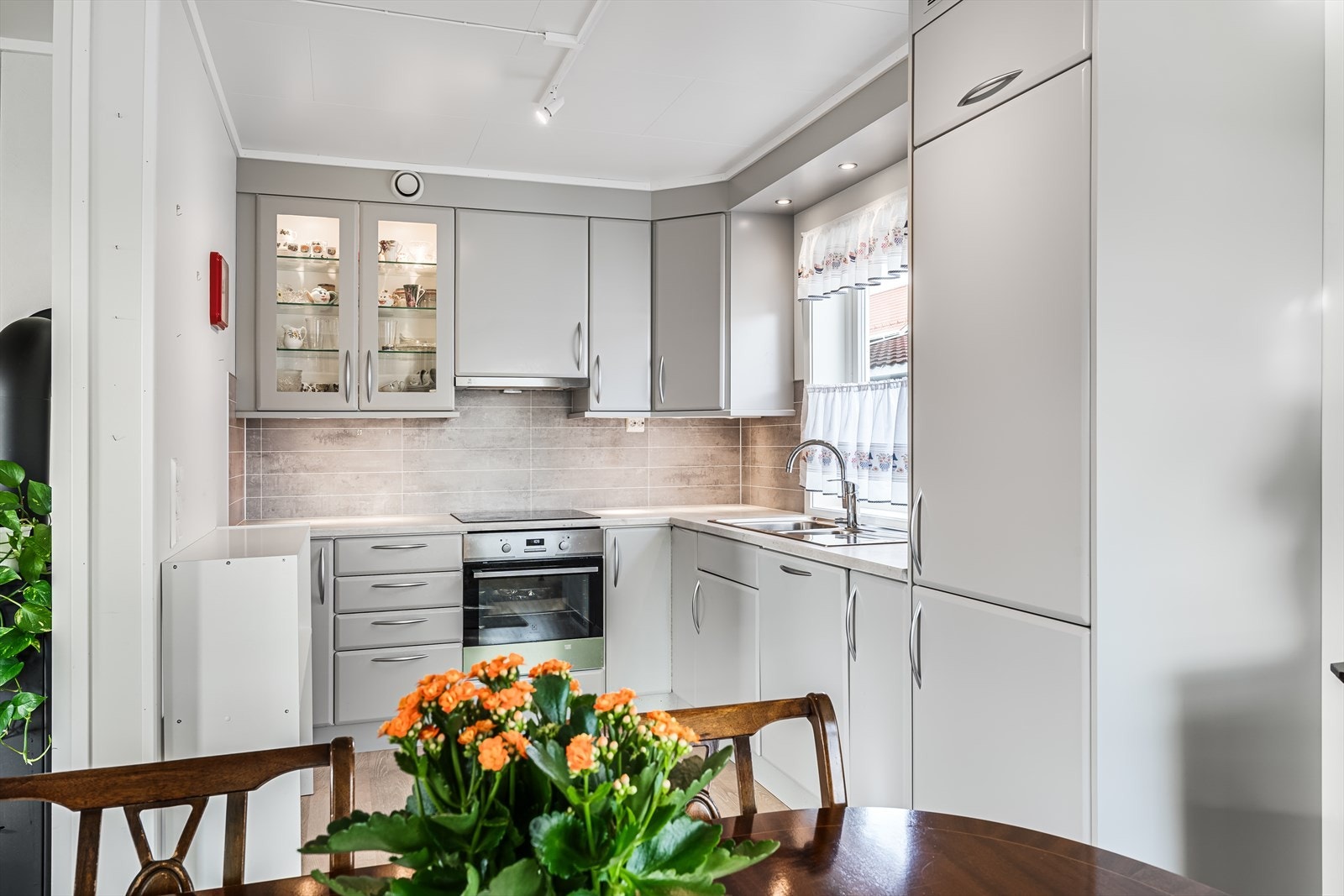 Er integrert oppvaskmaskin, platetopp med induksjon, stekeovn og kombiskap. Galleribilde