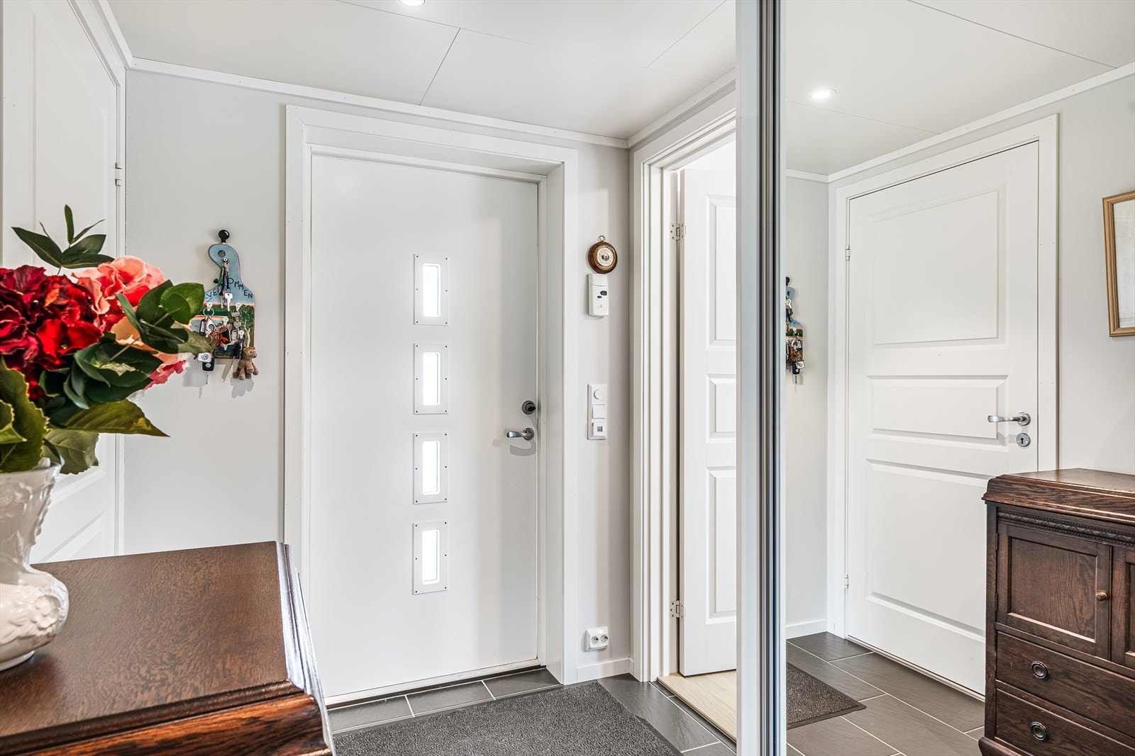 Du kommer inn til en entré med god plass til å henge av seg ytterklær i skyvedørsgarderobe. Galleribilde