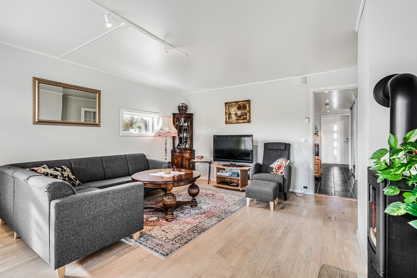 Videre kommer du inn til en romslig og lys stue med åpen løsning til kjøkkenet. Galleribilde