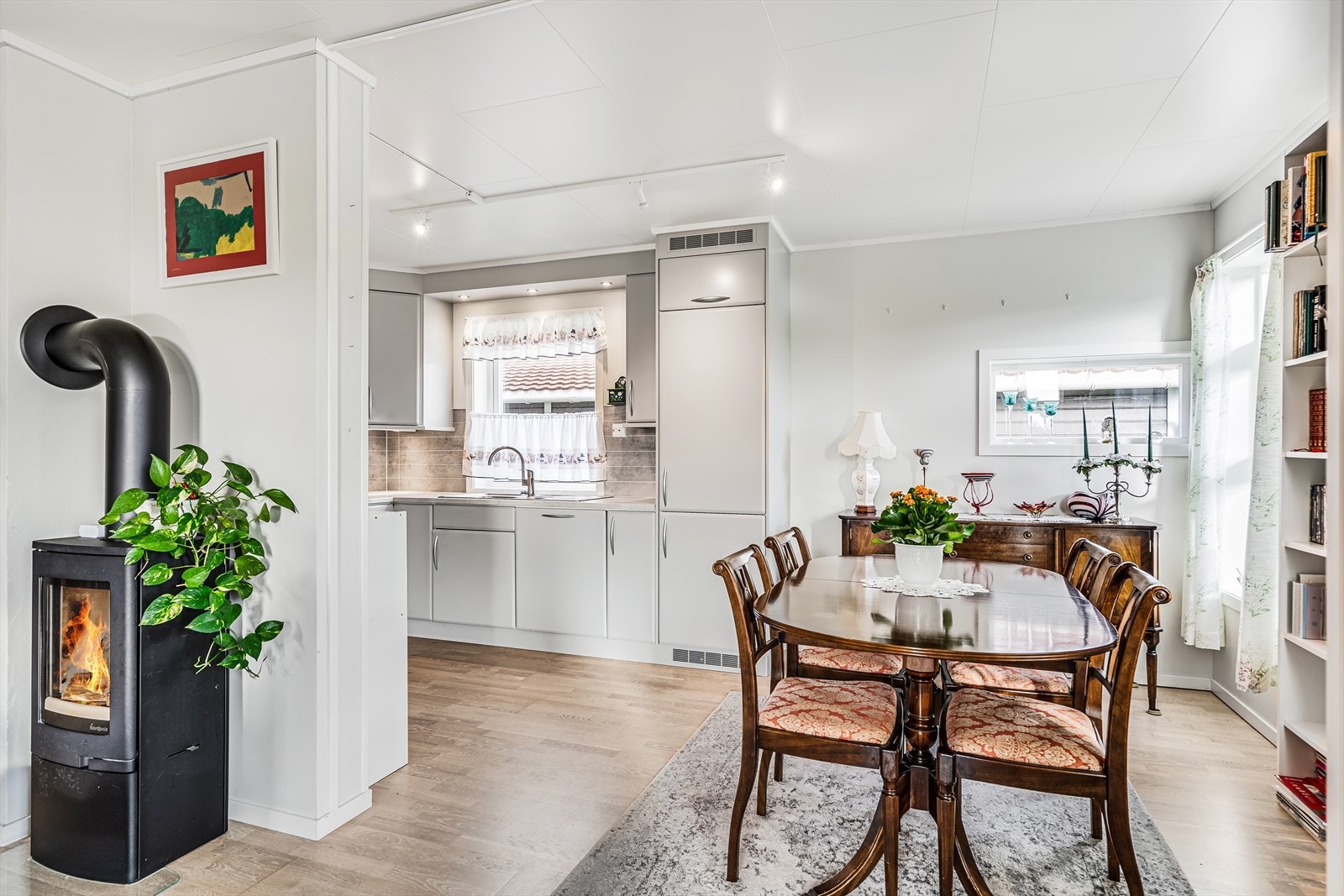 Leiligheten har god romfølelse med åpen løsning og godt gjennomlys. Galleribilde