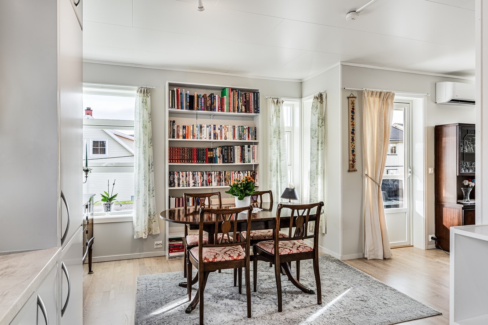 Vinkelstue med plass til både sofakrok og spisebord i tilknytning til kjøkkenet. Galleribilde