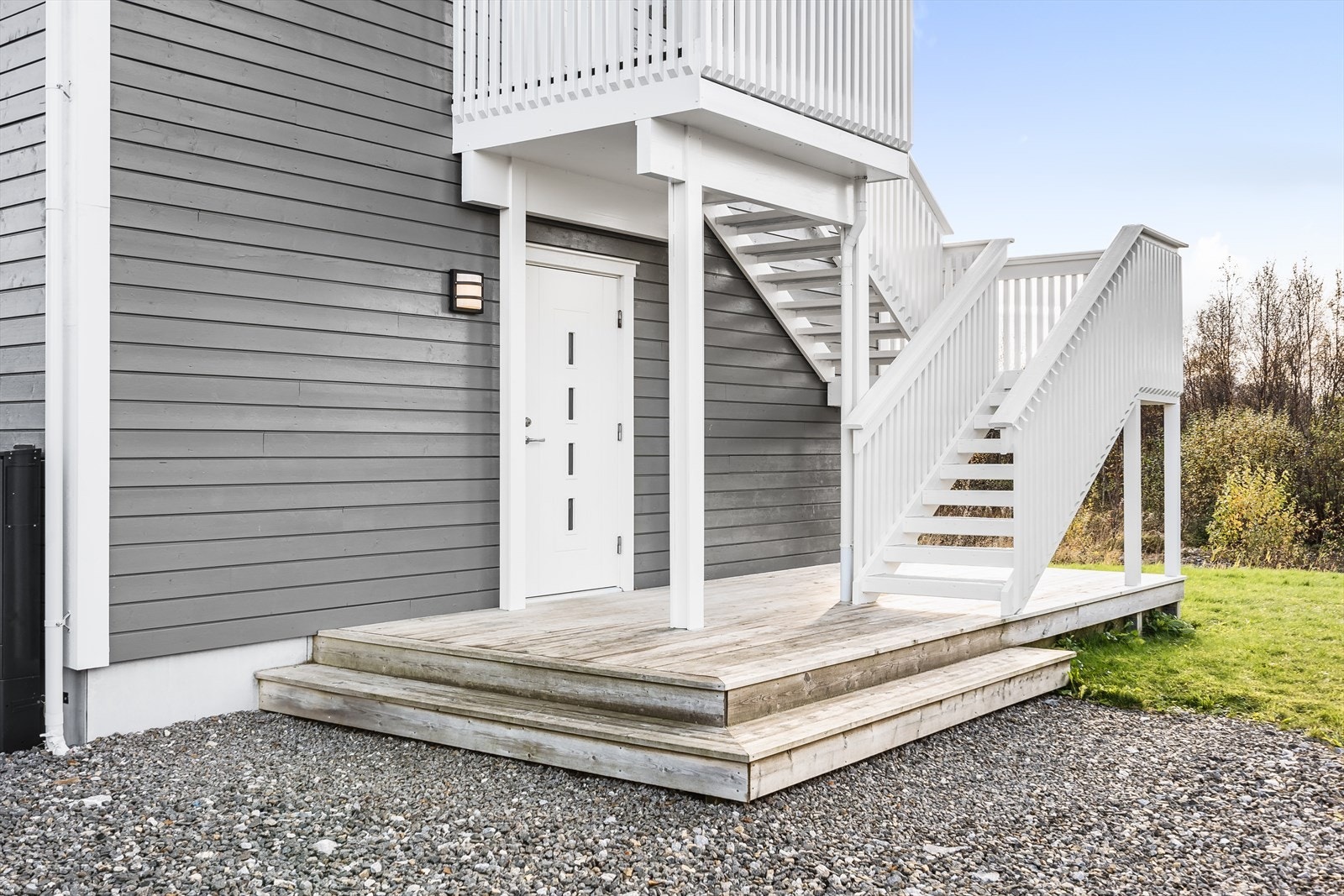 Ønsker du sol på ettermiddag kan du forflytte deg til inngangspartiet i vest med platting/inngangsparti med trapp på ca. 15 m². Galleribilde