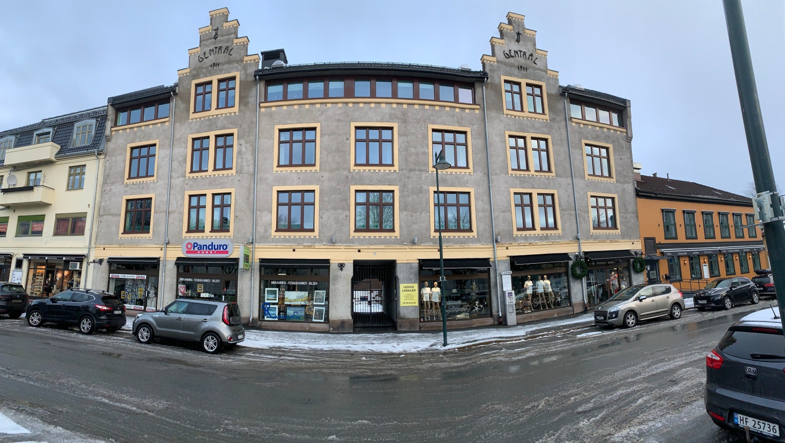 2 butikk lokaler på bakkeplan med tilgang til lager, kjeller etc. 2, 3 og 4 etg er det kontorer, behandling, møterom, etc. Galleribilde