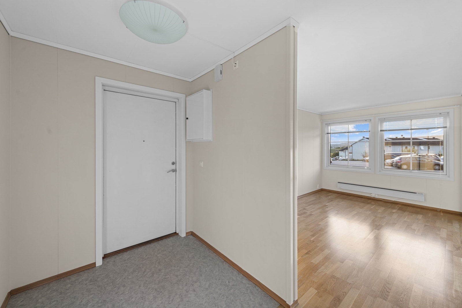Lys gang med plass til å henge fra seg yttertøy. Galleribilde