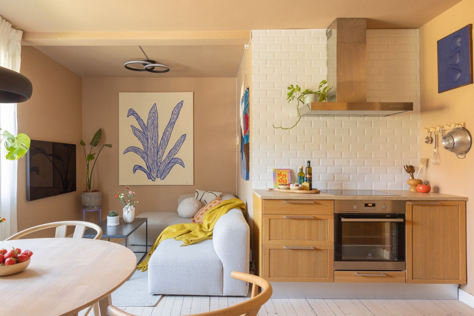 Leiligheten byr på en lys og romslig stue med store vindusflater som slipper inn rikelig med lys og luft, samt en god takhøyde. Galleribilde