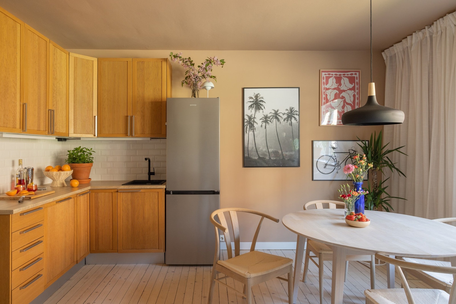 Tidløst og moderne kjøkken som ligger i åpen og sosial løsning med stuen. Her er det godt med skap- og benkeplass. Galleribilde