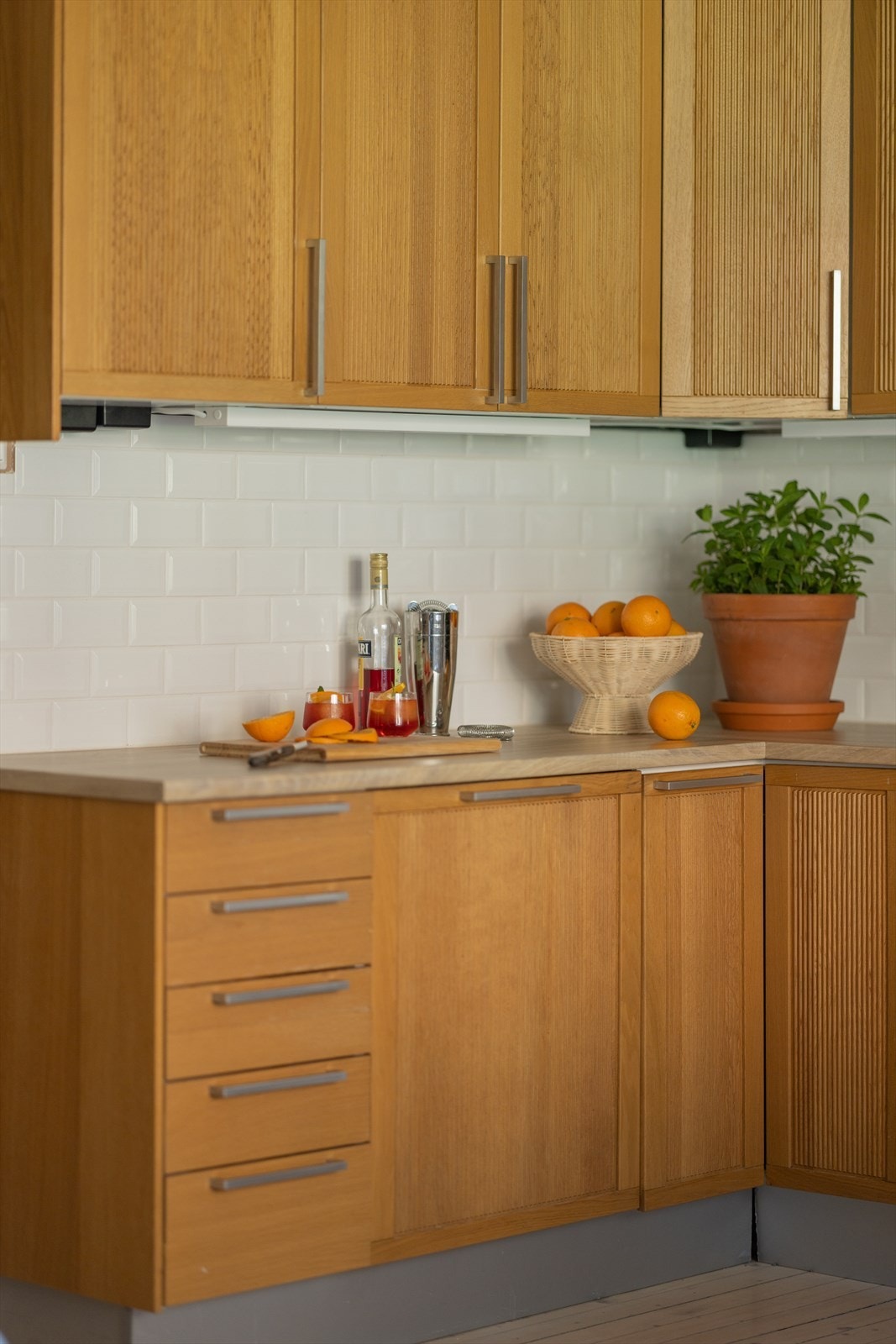 Leiligheten er varmet opp via fjernvarme tilknyttet radiatorer. Fyring er inkludert i felleskostnadene. Galleribilde