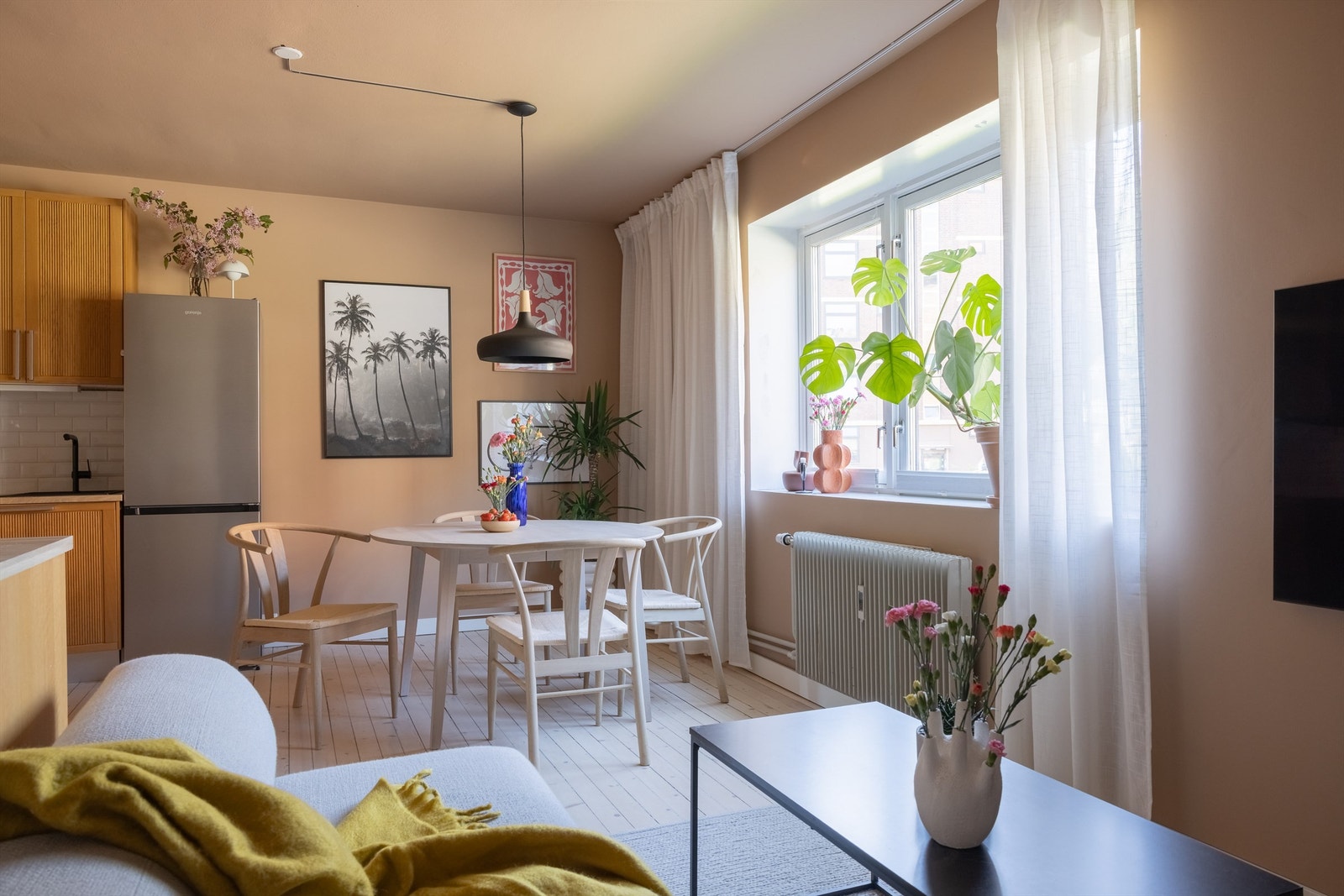 Leiligheten er overflateoppusset og holder en god standard med sin moderne stil og delikate fargepalett. Galleribilde