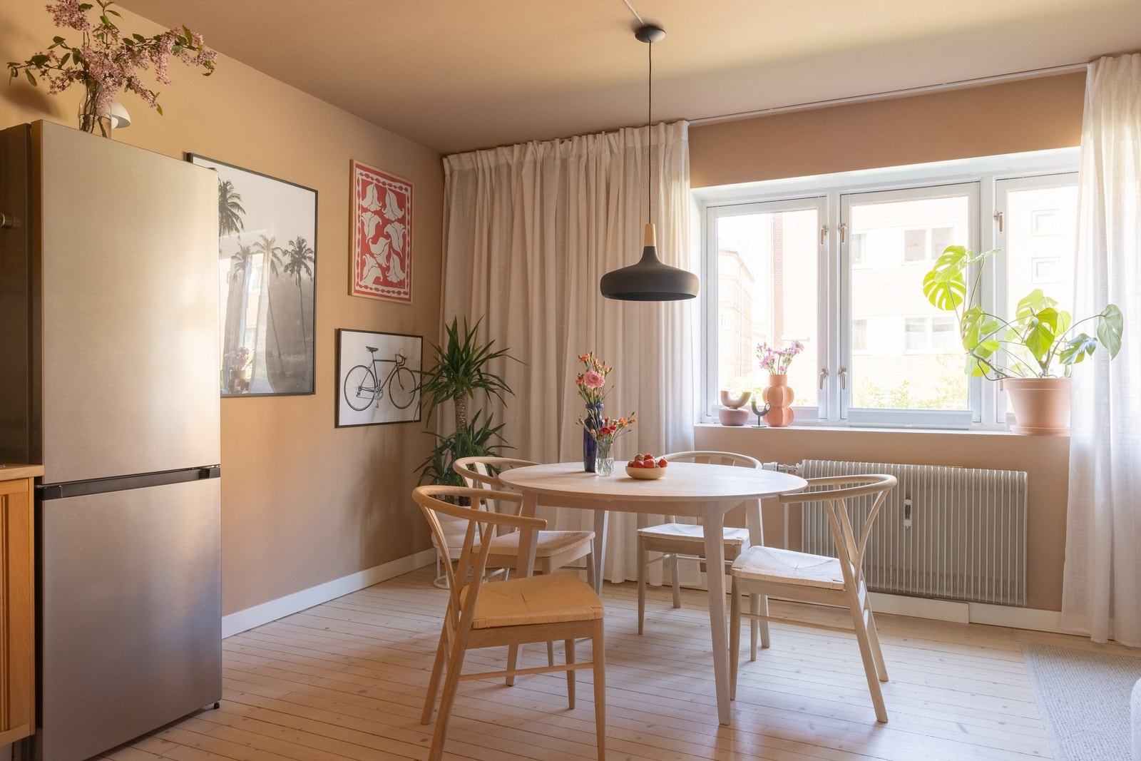 Et sosialt og hyggelig rom med plass til å invitere venner og familie til hyggelige sammenkomster. Galleribilde