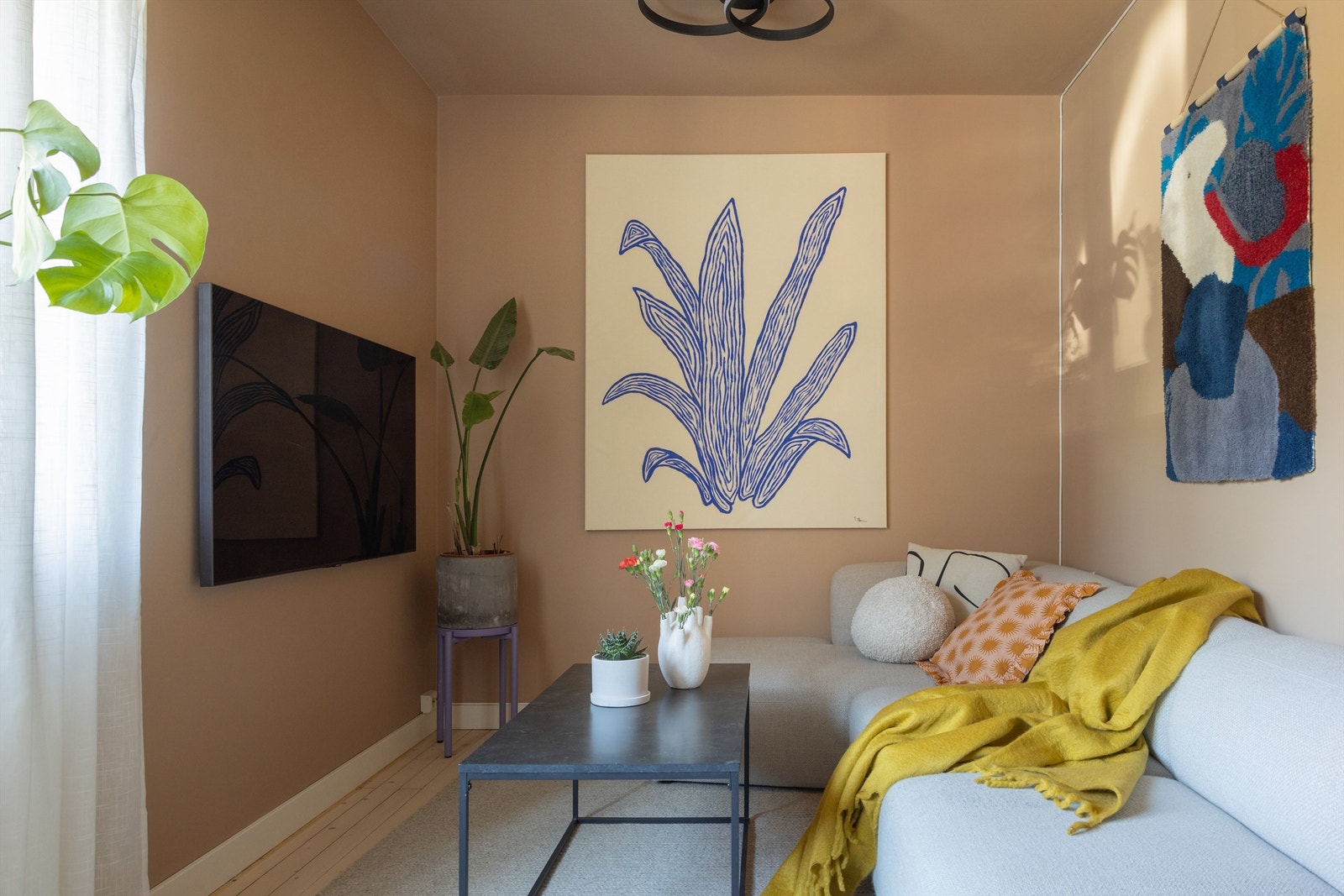 Her er det god plass til både sofagruppe, salongbord, tv-seksjon og spisebord. Galleribilde