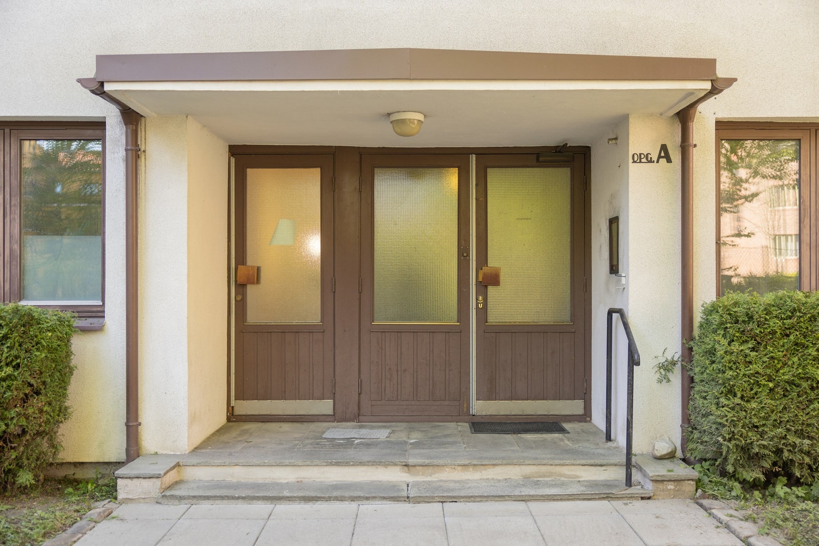 Leiligheten har inngang via et koselig, lukket gårdsrom. Galleribilde