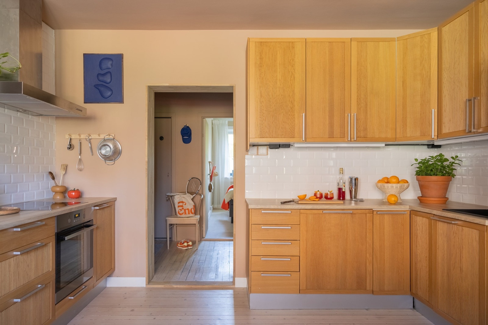 Innredningen består av av profilerte fronter og benkeplate av laminat med nedfelt oppvaskkum. Mellom benk og overskap er det flislagt med hvite fliser. Galleribilde