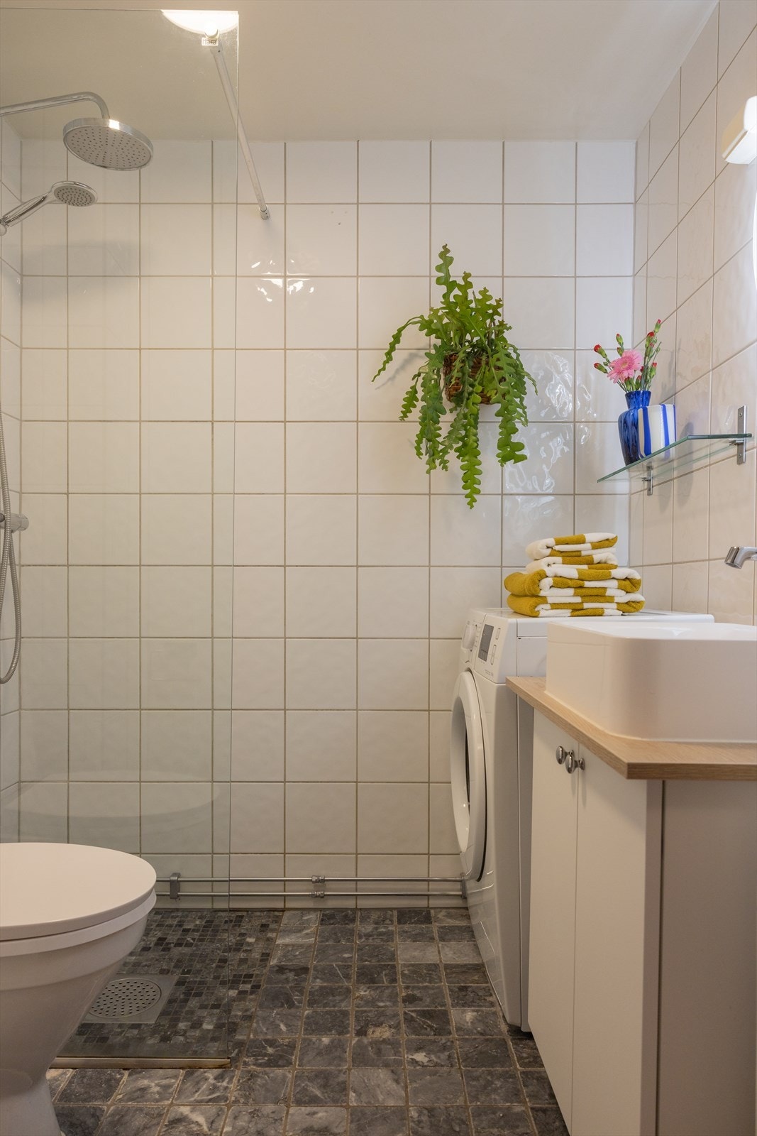 Delikat flislagt baderom som ble rehabilitert i regi av aksjelaget i 2003/04. Det er varmekabler i gulvet for en lun og behagelig start på dagen. Galleribilde