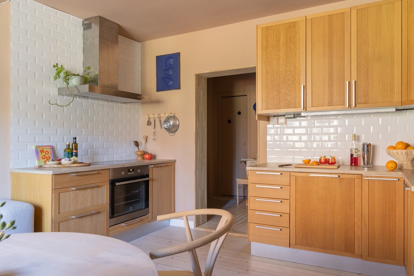 Hvitevarene består av integrert stekeovn, platetopp, oppvaskmaskin og frittstående kjøleskap. Kjøleskap medfølger. Kullfilterventilator over koketopp. Galleribilde