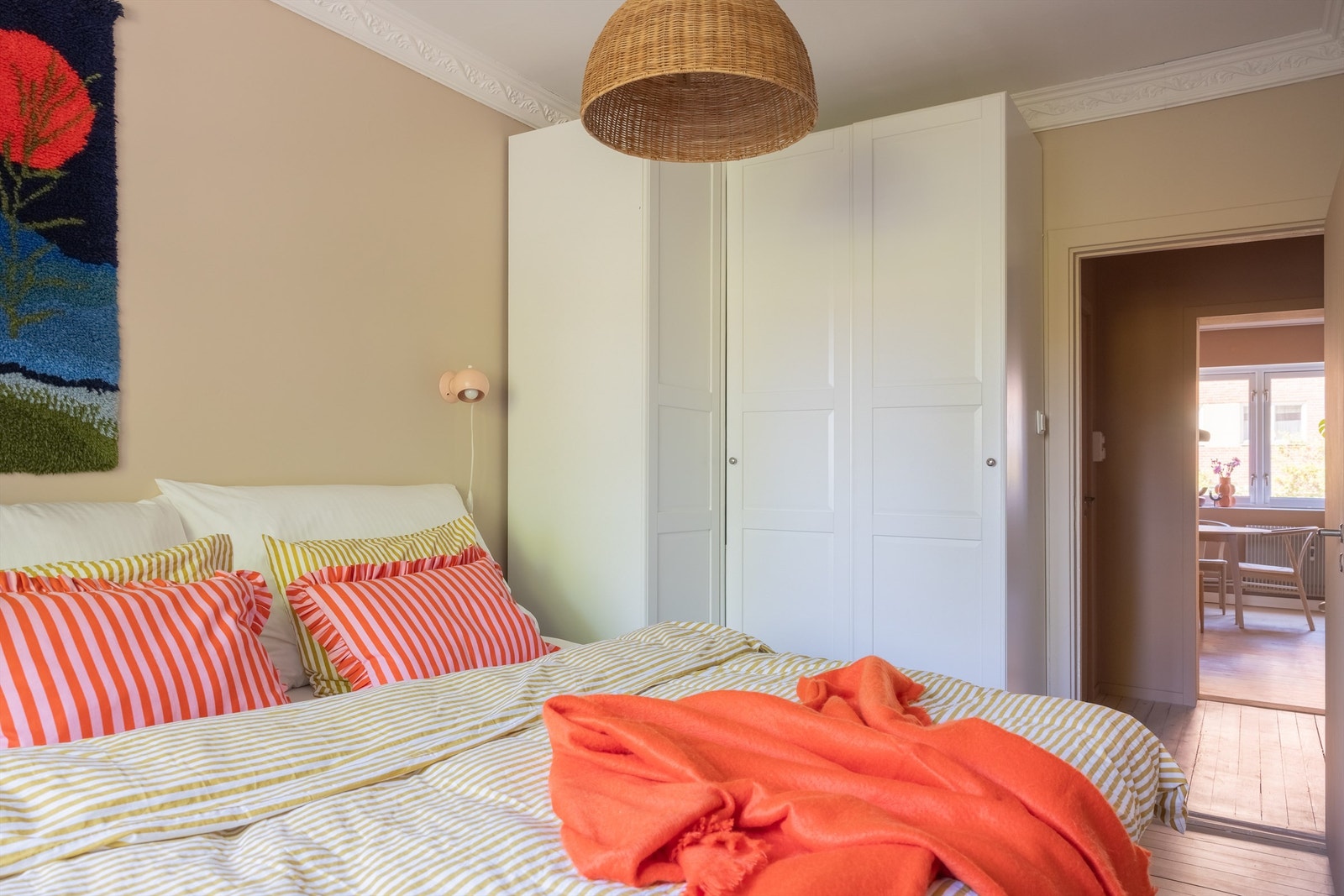 Det er rikelig med plass til dobbeltseng og godt med oppbevaringsplass i garderobeskap. Galleribilde