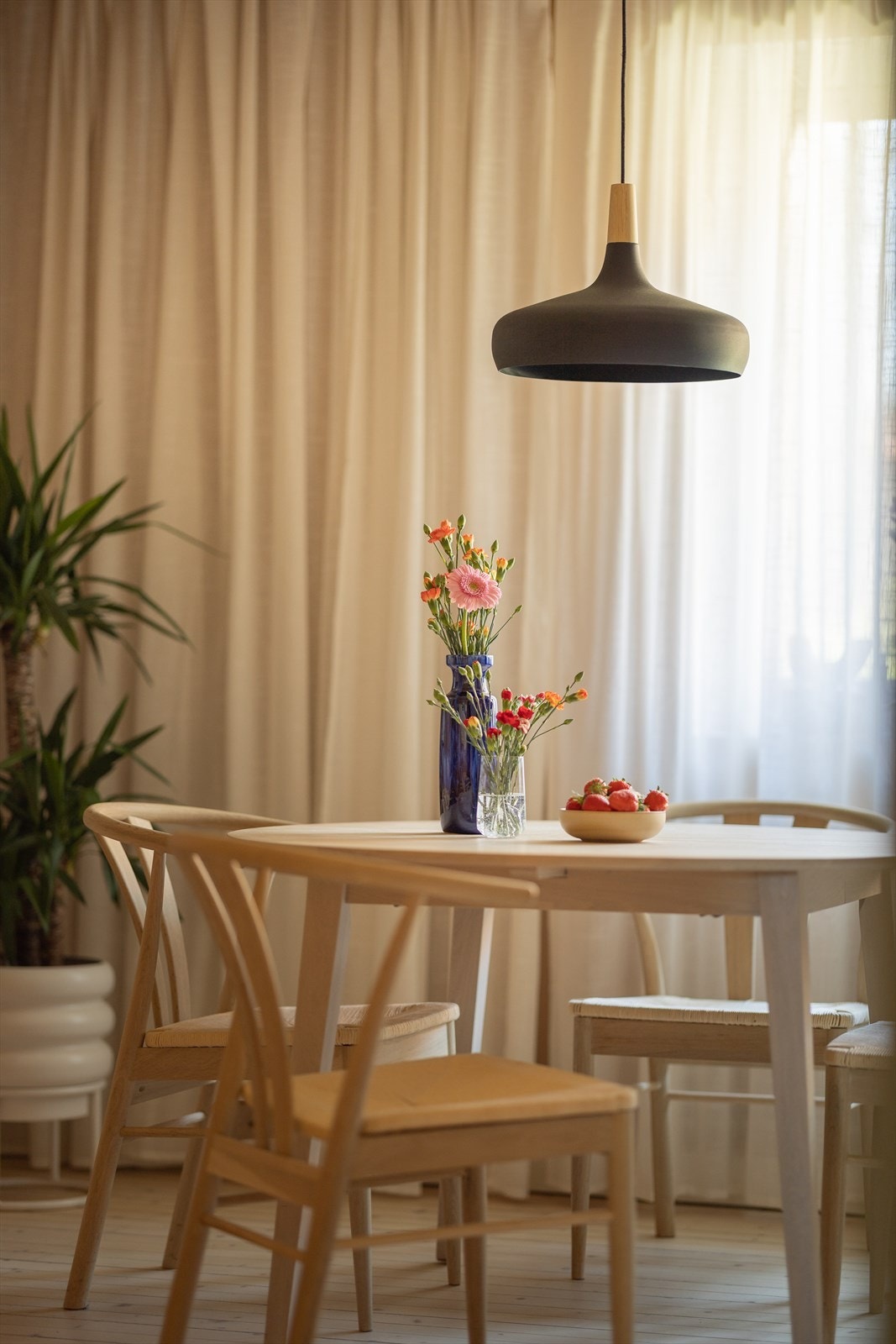 Leiligheten er malt i delikate fargevalg som harmonerer fint med det originale tregulvet. Galleribilde