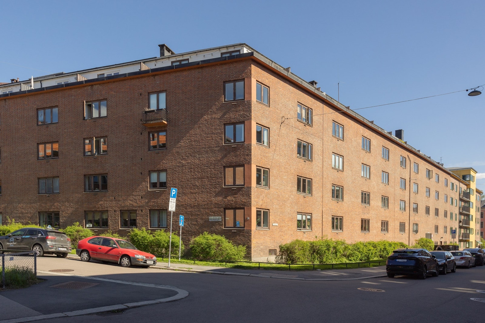 Leiligheten ligger sentralt til på populære Grünerløkka i en stille og tilbaketrukket blindgate, men fortsatt med kort avstand til bylivet og alt du måtte ønske deg av butikker og servicetilbud! Galleribilde