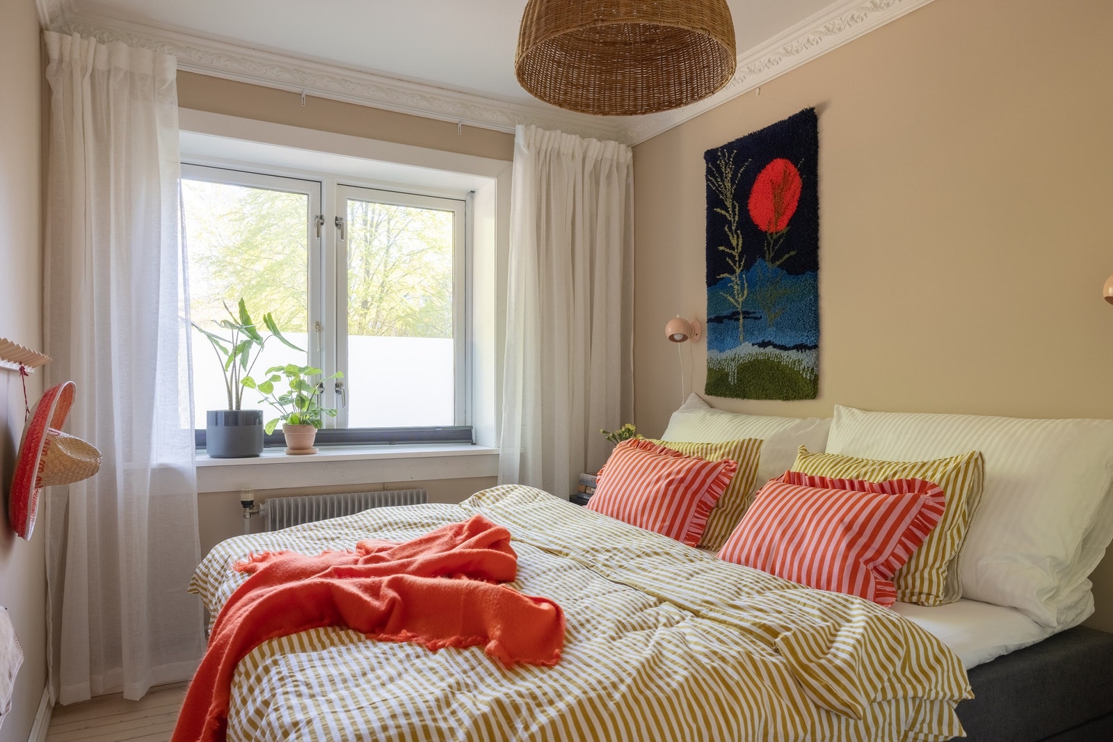 Leilighetens soverom har god størrelse og vender ut mot den rolige og idylliske bakgården. Galleribilde