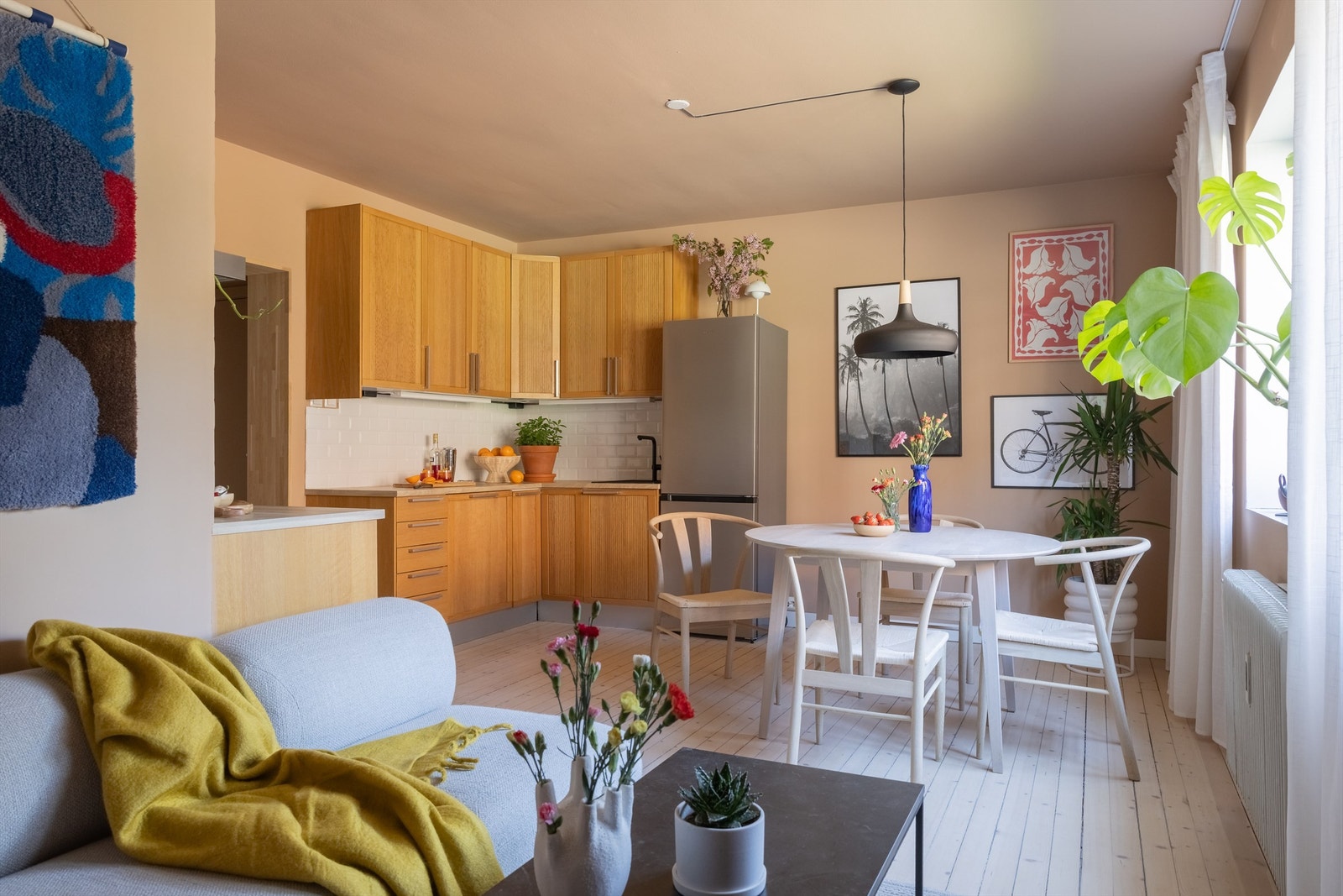 Nydelig 2-roms leilighet på populære Grünerløkka. Leiligheten er lys og gjennomgående, beliggende rolig og tilbaketrukket til, men er likevel nært bylivet med alt en måtte trenge i hverdagen! Galleribilde