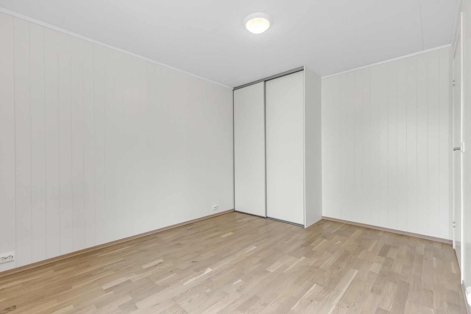 Romslig soverom på 10,9 kvm. med oppbevaringsmuligheter i skyvedørsgarderobe. Galleribilde