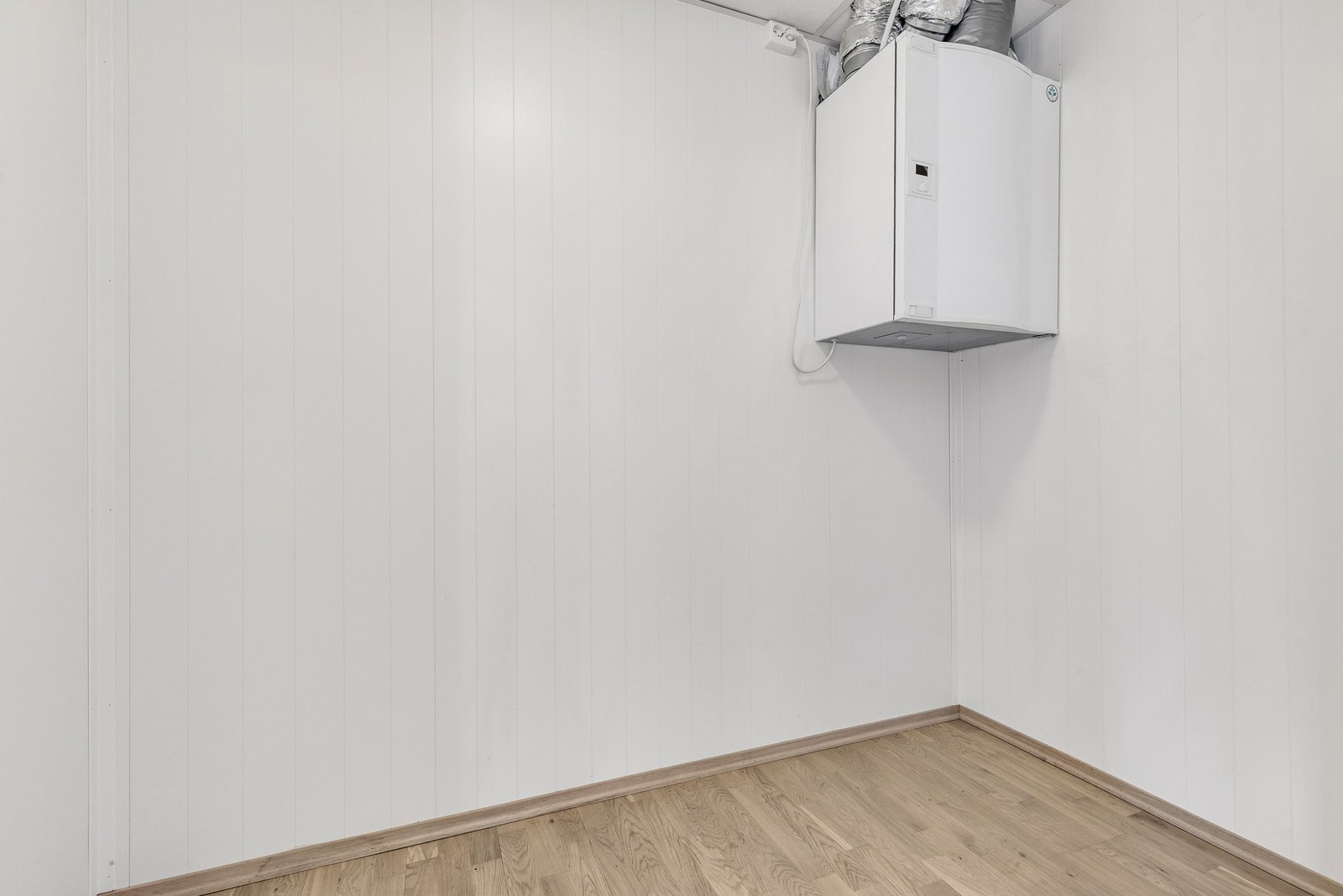 Praktisk teknisk bod på 3,3 kvm. som gir ekstra oppbevaringsplass. Galleribilde