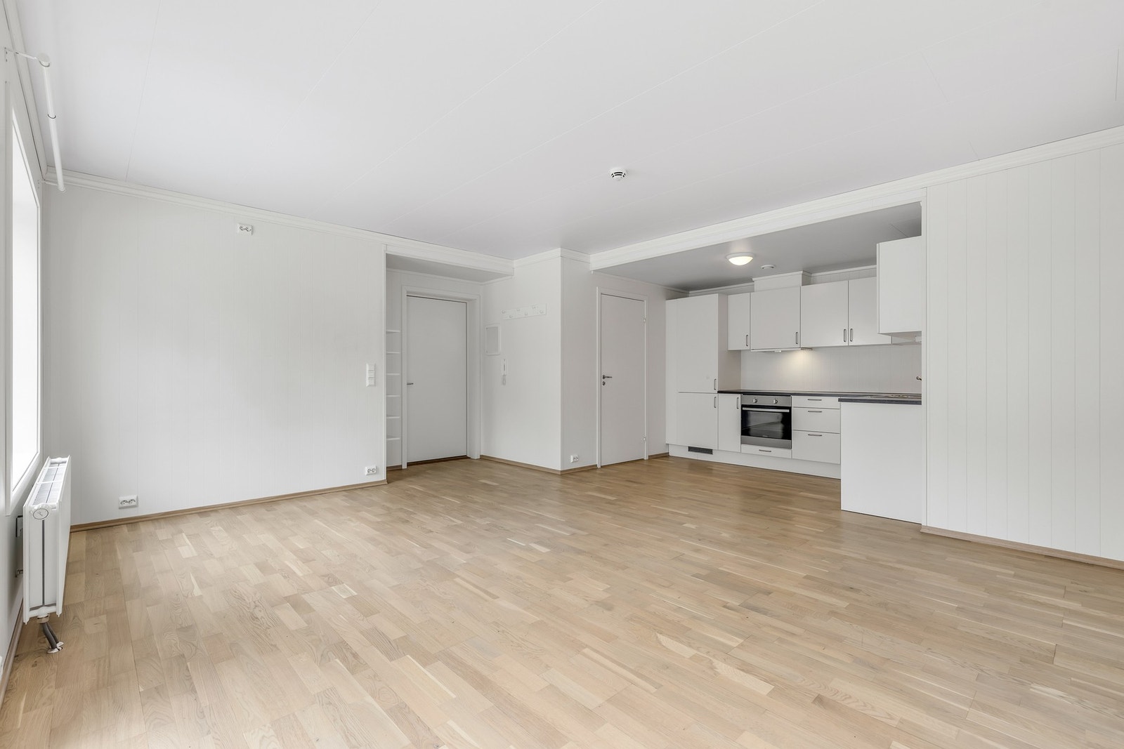 I kobling til stue har du et stilrent kjøkken. Galleribilde