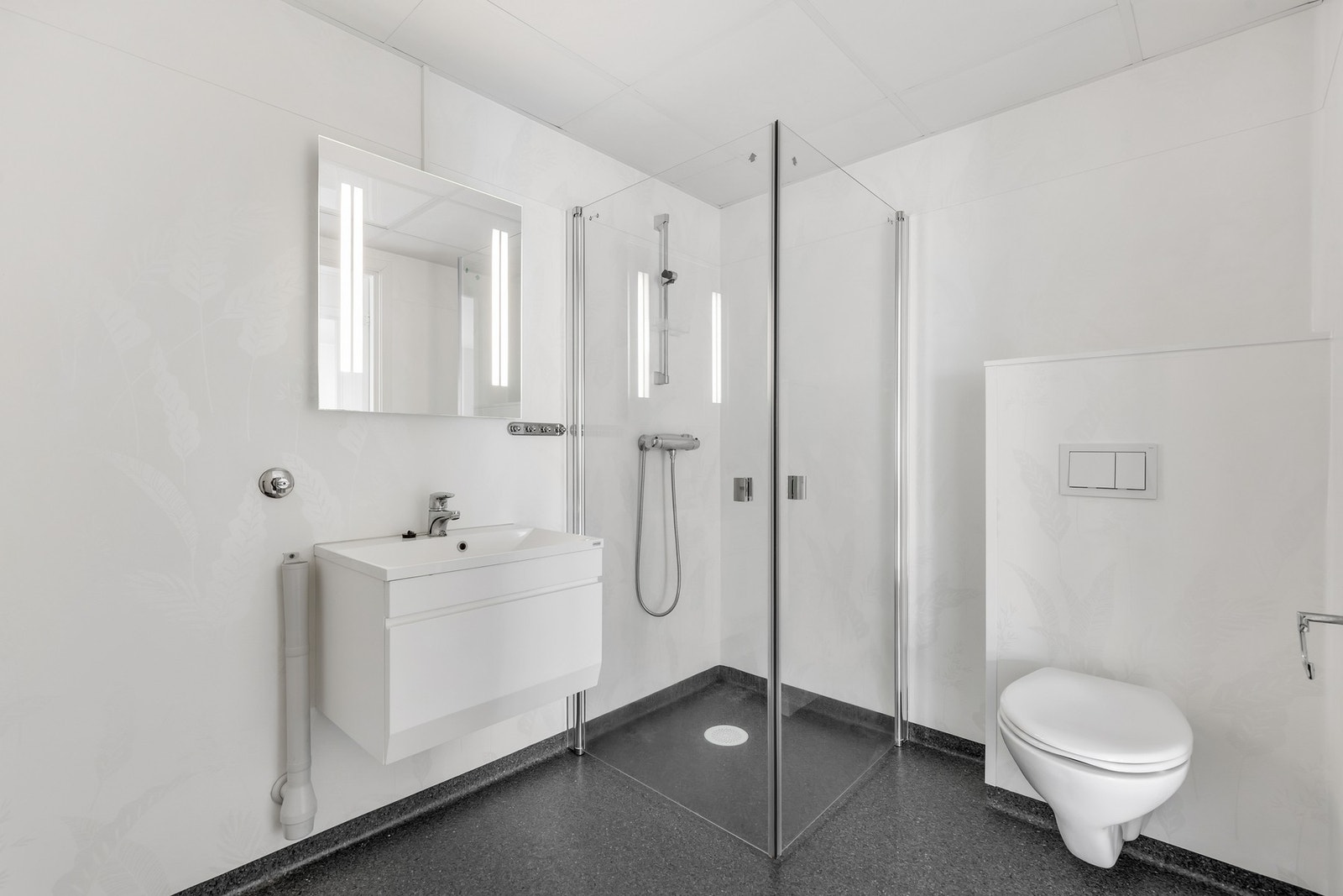 Lyst bad på 4,8 kvm med varme belagt belegg. Galleribilde