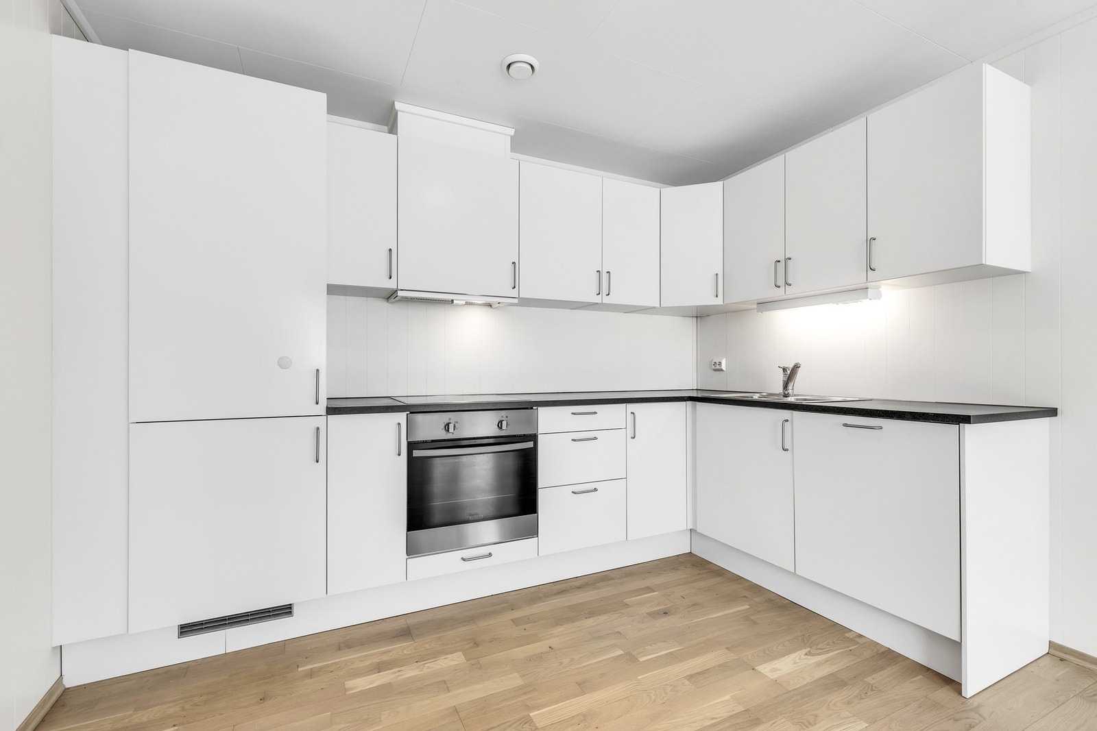 Det er laminert benkeplate med nedsenket utslagsvask i rustfritt stål og ett-greps armatur. Galleribilde