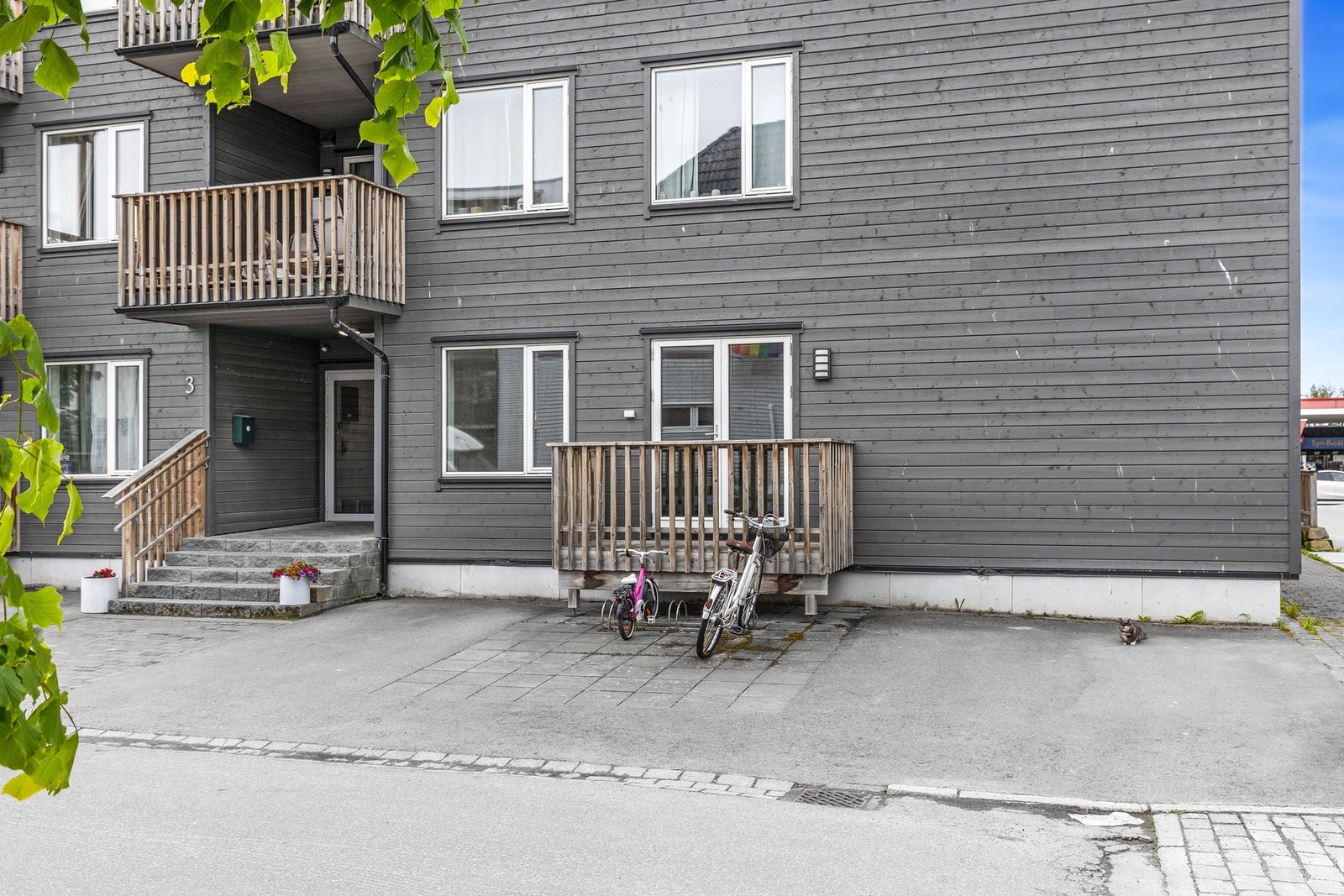 En sentral selveierleilighet fra 2015 med fast p-plass i kjeller og bod. Galleribilde