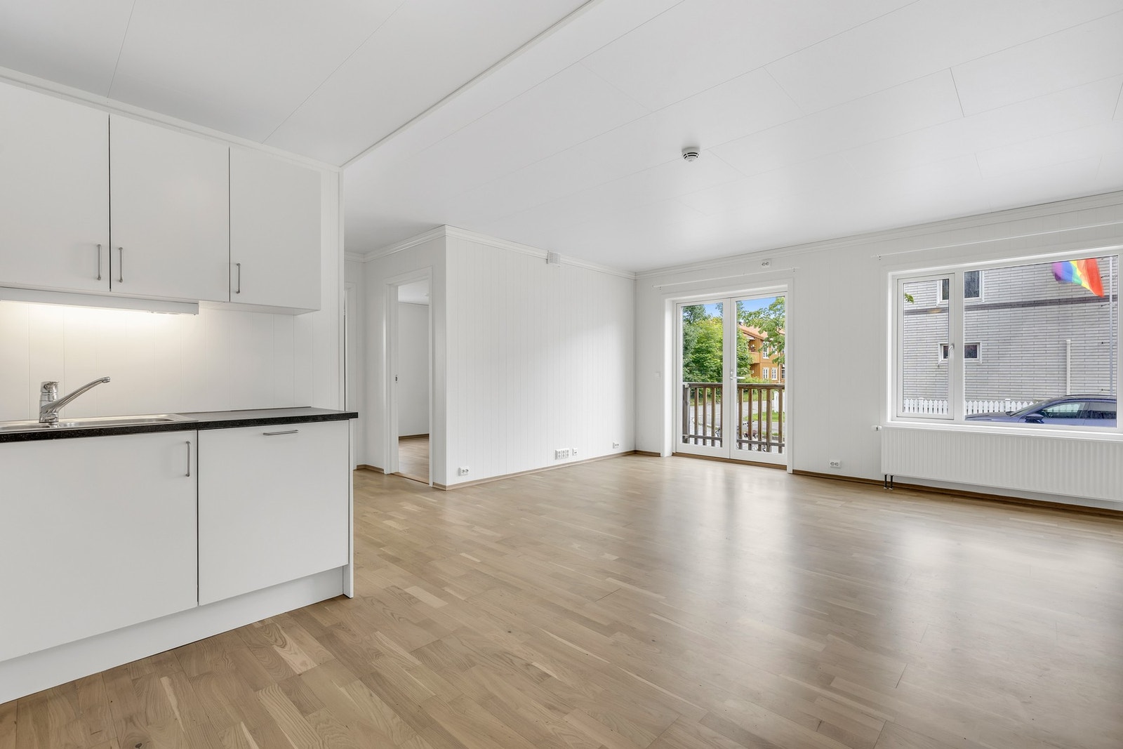 Fra stuen har man utgang til balkongen. Galleribilde