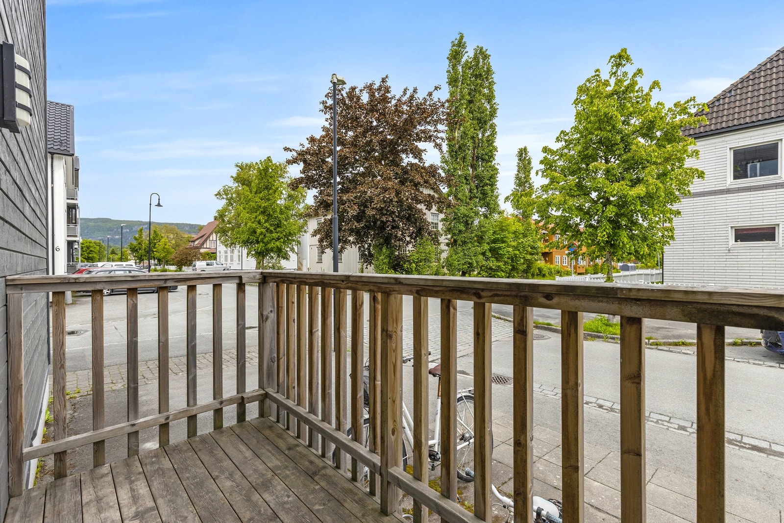 Leiligheten har en ettertraktet og svært sentral beliggenhet i hjertet av Stjørdal, med umiddelbar nærhet til alle sentrumsfasiliteter - noe som sikrer en praktisk og komfortabel hverdag. Galleribilde