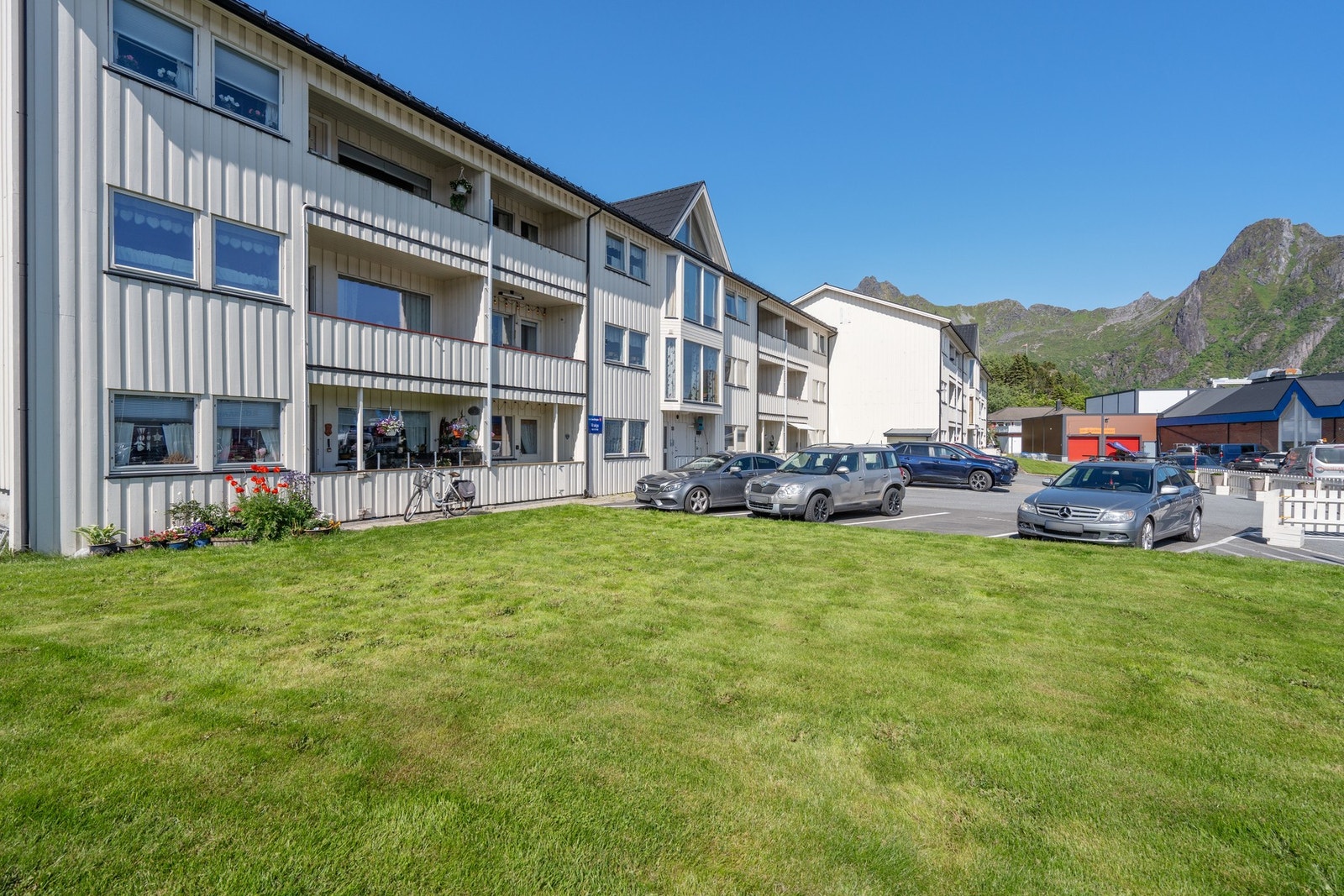 Borettslagets plen og parkering Galleribilde