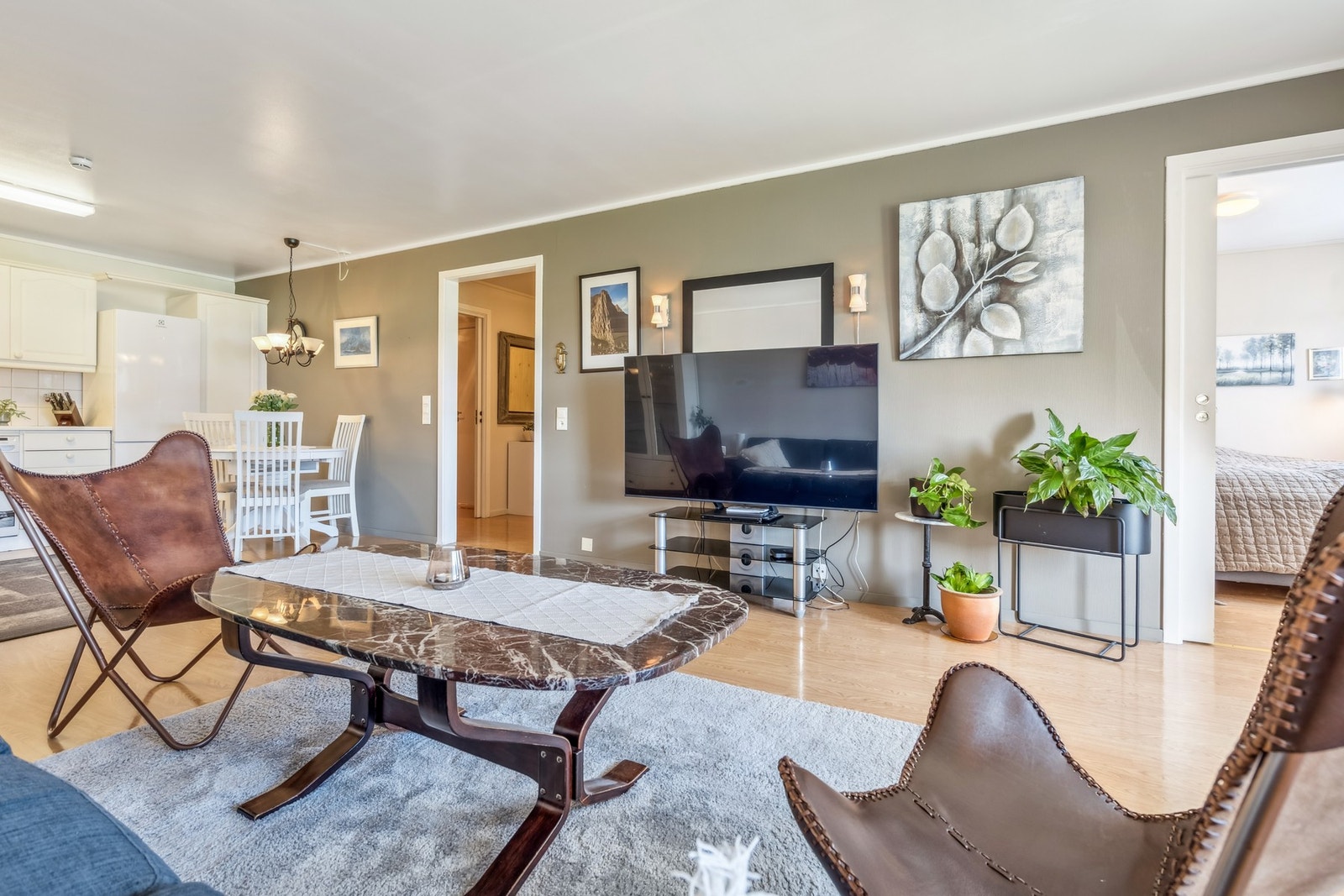 Åpning til venstre fører til gang med inngangsparti, bod og bad/vaskerom, til høyre ligger soverommet Galleribilde