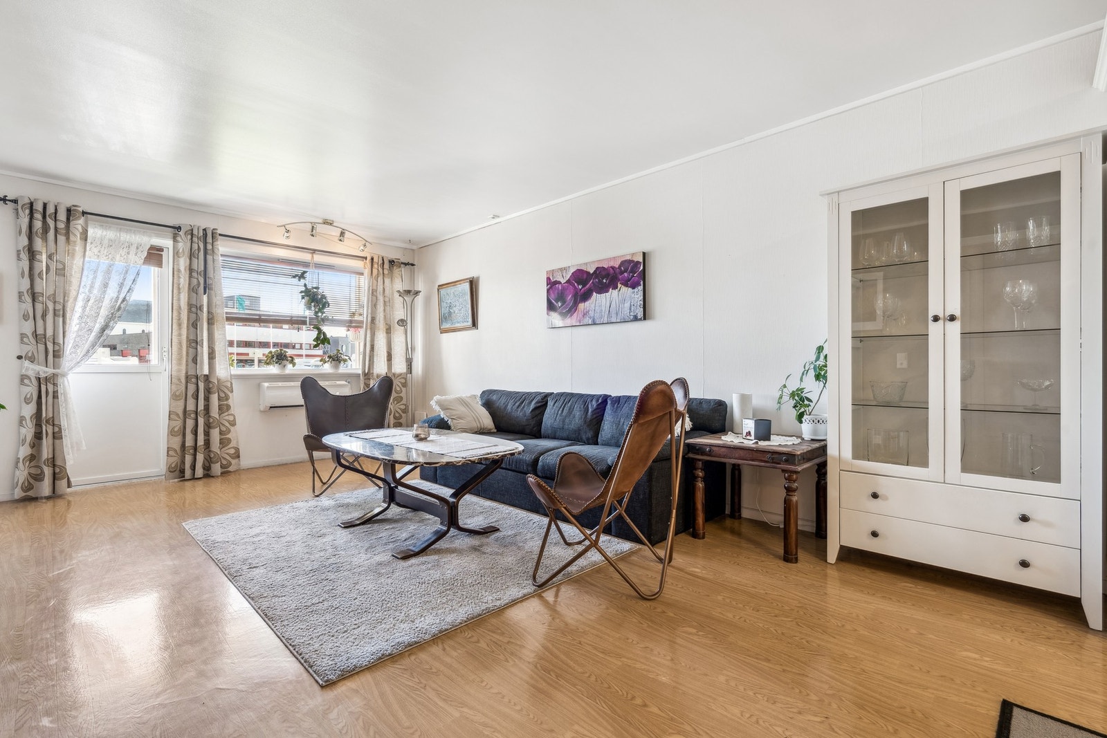 Fra stuen er det utgang til terrasse med port videre ut til parkeringsområdet Galleribilde