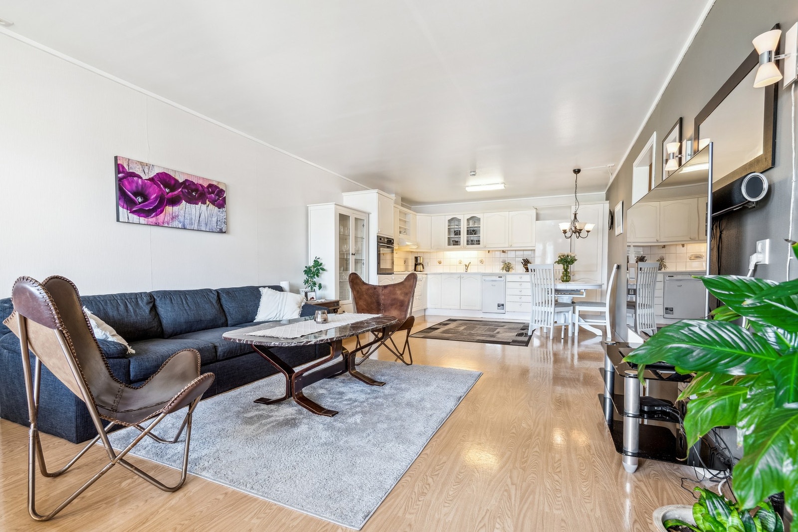 Åpen løsning mellom stue og kjøkken Galleribilde