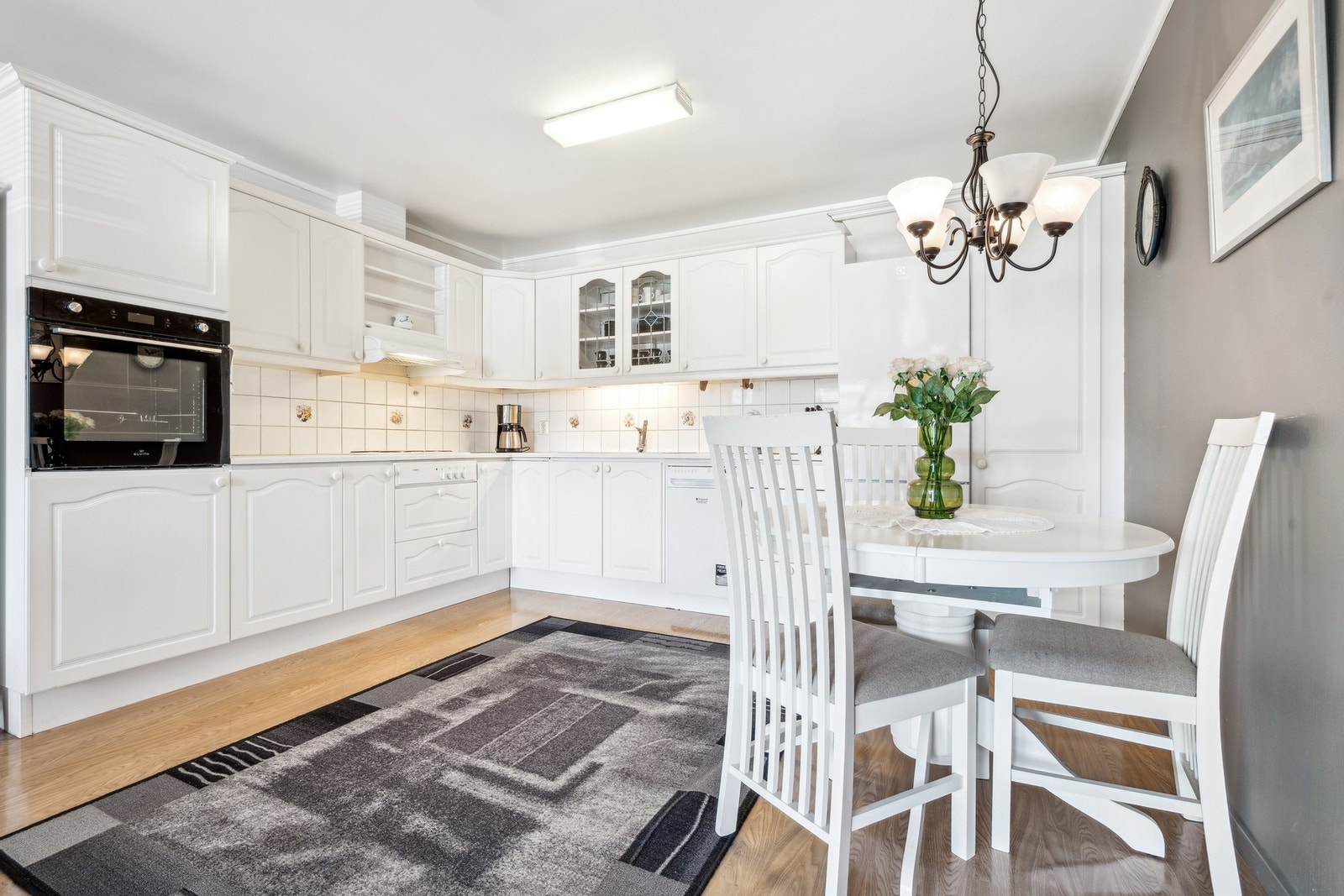 Kjøkken med spisebord Galleribilde