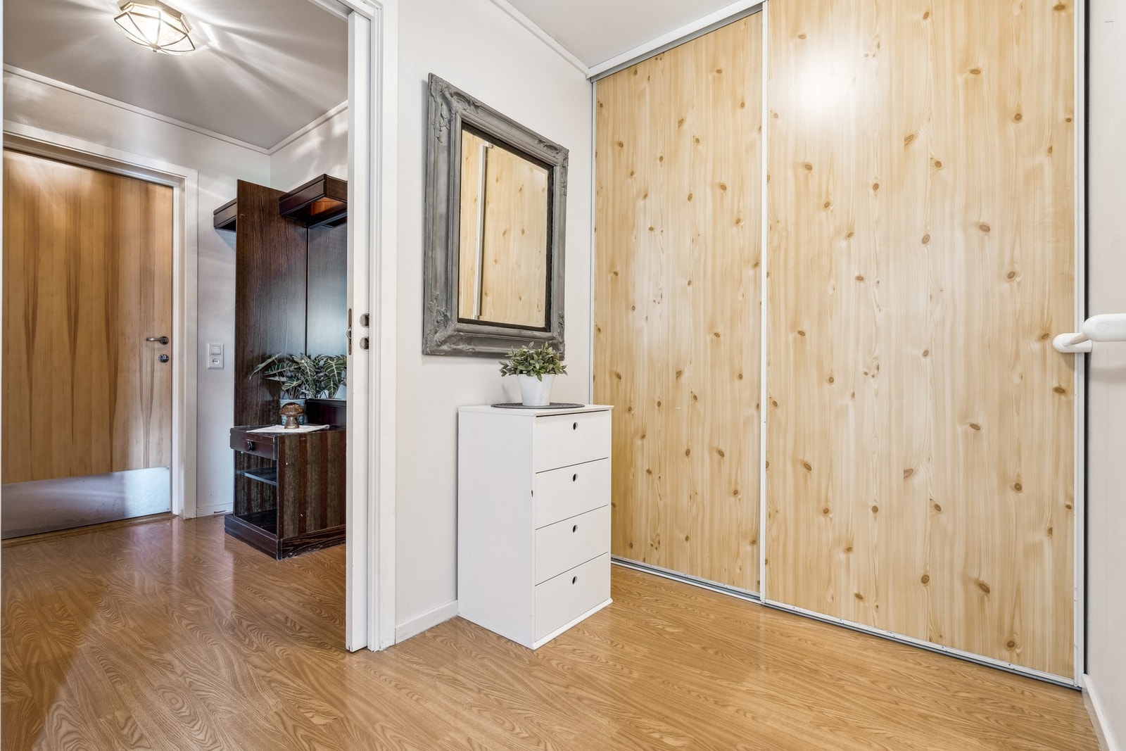 Gang med garderobeskap Galleribilde