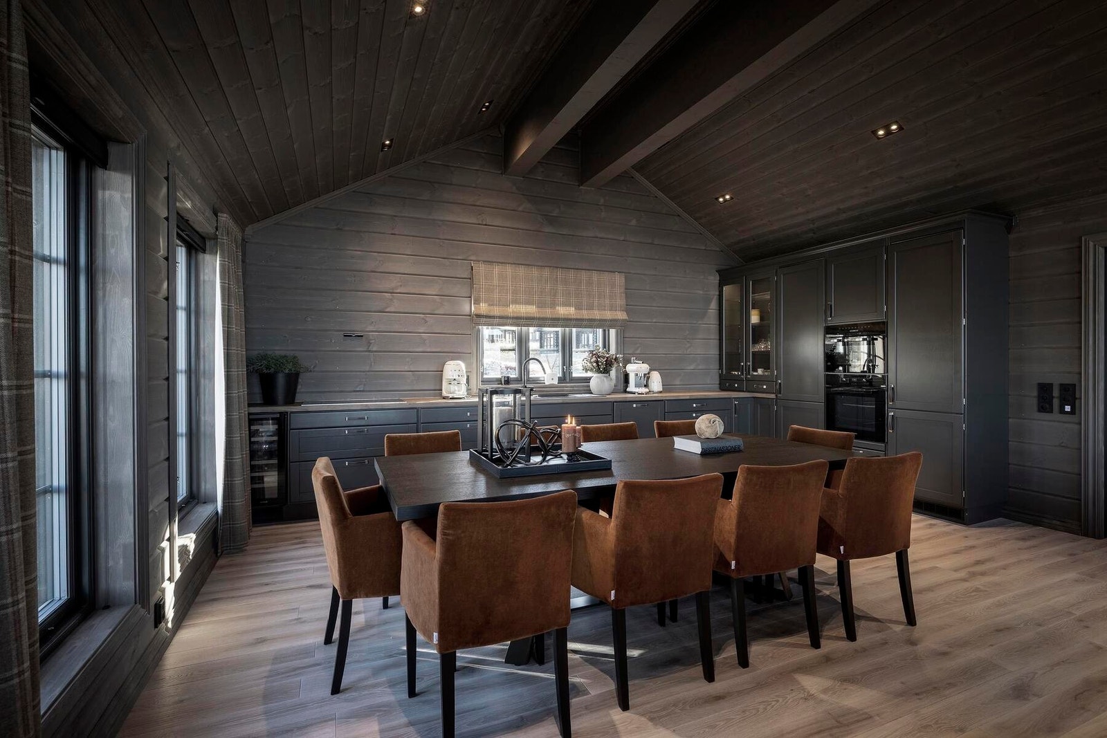 Trivelig spisestue og kjøkkenkrok. Foto fra en tilsvarende hytte. Galleribilde