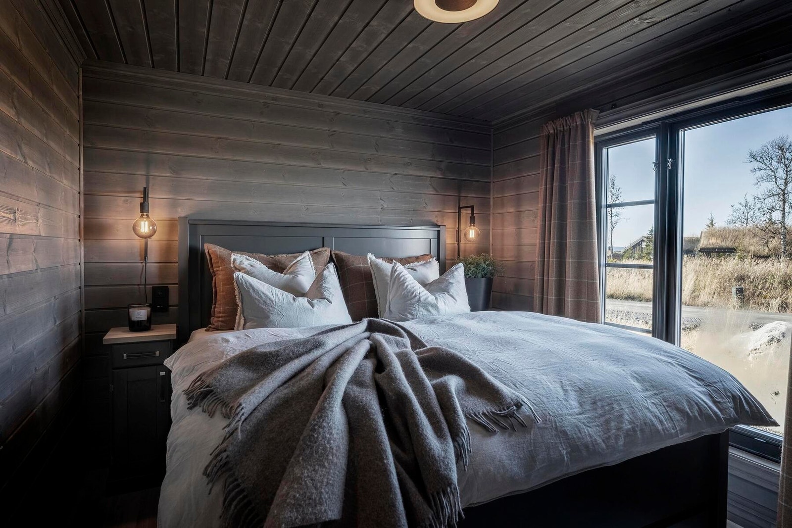 På hovedplan er det 3 gode soverom. Foto fra en tilsvarende hytte. Galleribilde