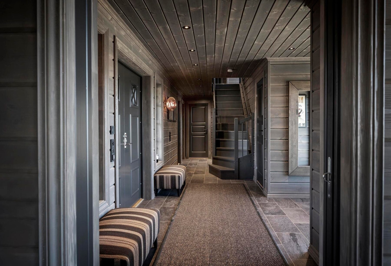 I entreén er det god trapp opp til hemsen Galleribilde