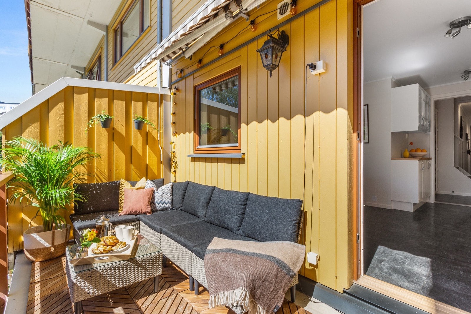 Skap din egen lille oase. Plassen måler ca. 8 kvm, så det er god plass til utemøblement, grill og beplantninger. Galleribilde